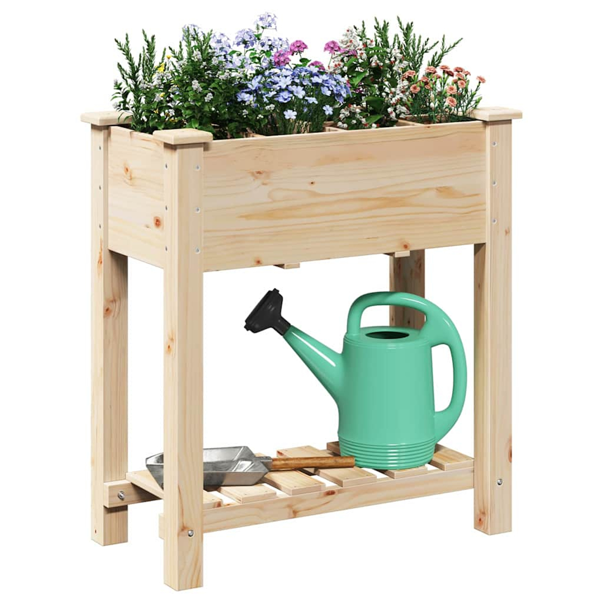 Fioriera in legno con fiori, un annaffiatoio verde e un piccolo vassoio di metallo. È su un supporto di legno.