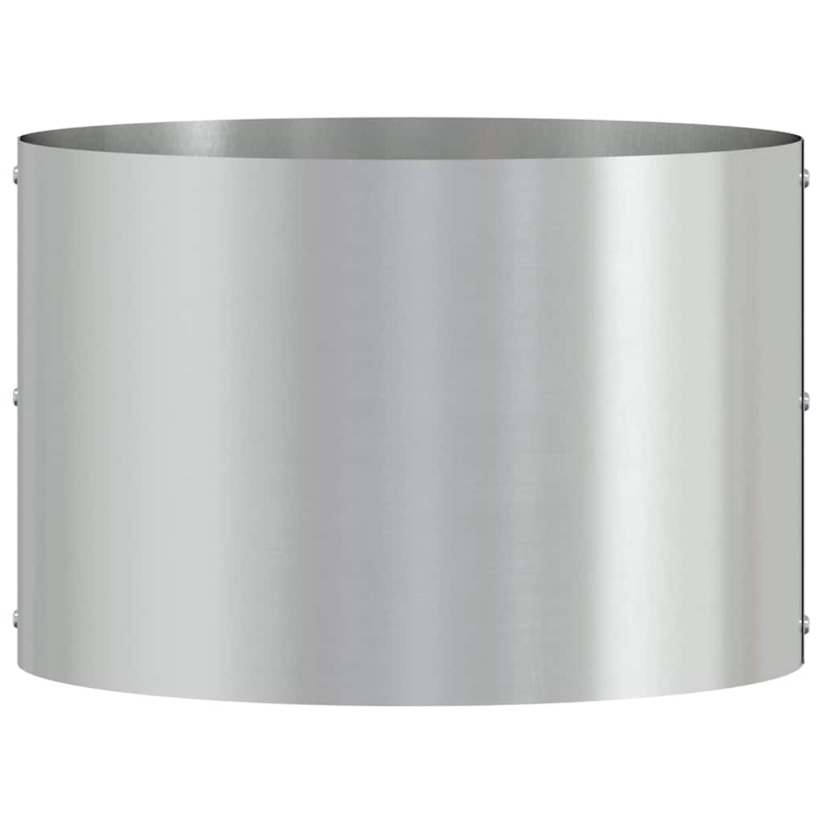 Ein silbernes, zylindrisches Metallobjekt mit sichtbaren Nieten an den Seiten. Es hat eine glatte, reflektierende Oberfläche und ist innen leer.