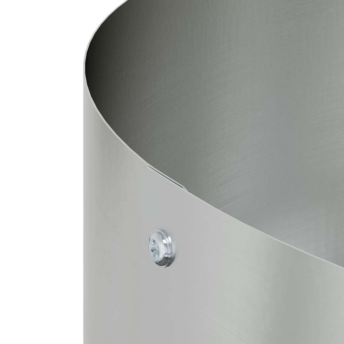 Nahaufnahme einer gebogenen, gebürsteten Metalloberfläche. Ein kleines, klares, rundes Objekt ist daran befestigt.