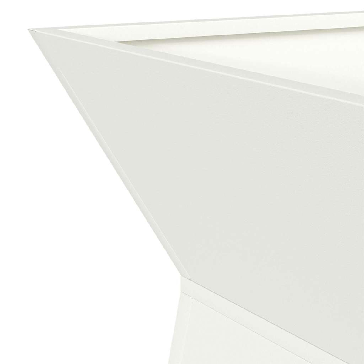 Primo piano di una struttura bianca e angolare con un bordo affilato. La struttura sembra far parte di un design moderno, forse un mobile.