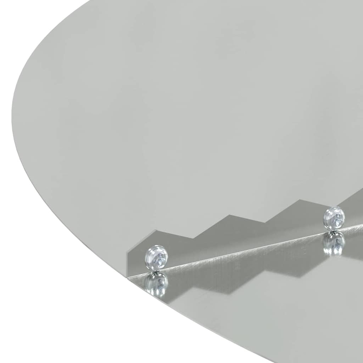 Nahaufnahme eines metallisch-silbernen Objekts mit gebogener Kante. Transparente Glaskugeln sind befestigt. Ein Stufenmuster ist sichtbar.