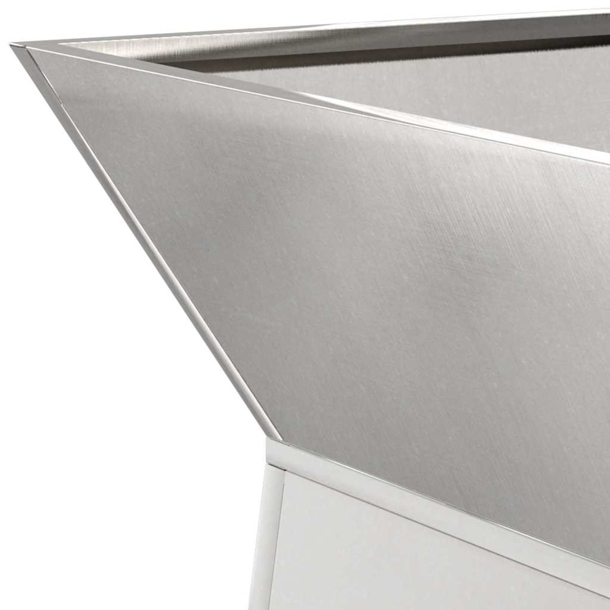 Primo piano di una struttura metallica triangolare con superficie spazzolata. L'oggetto ha angoli acuti e sembra far parte di un design più ampio.