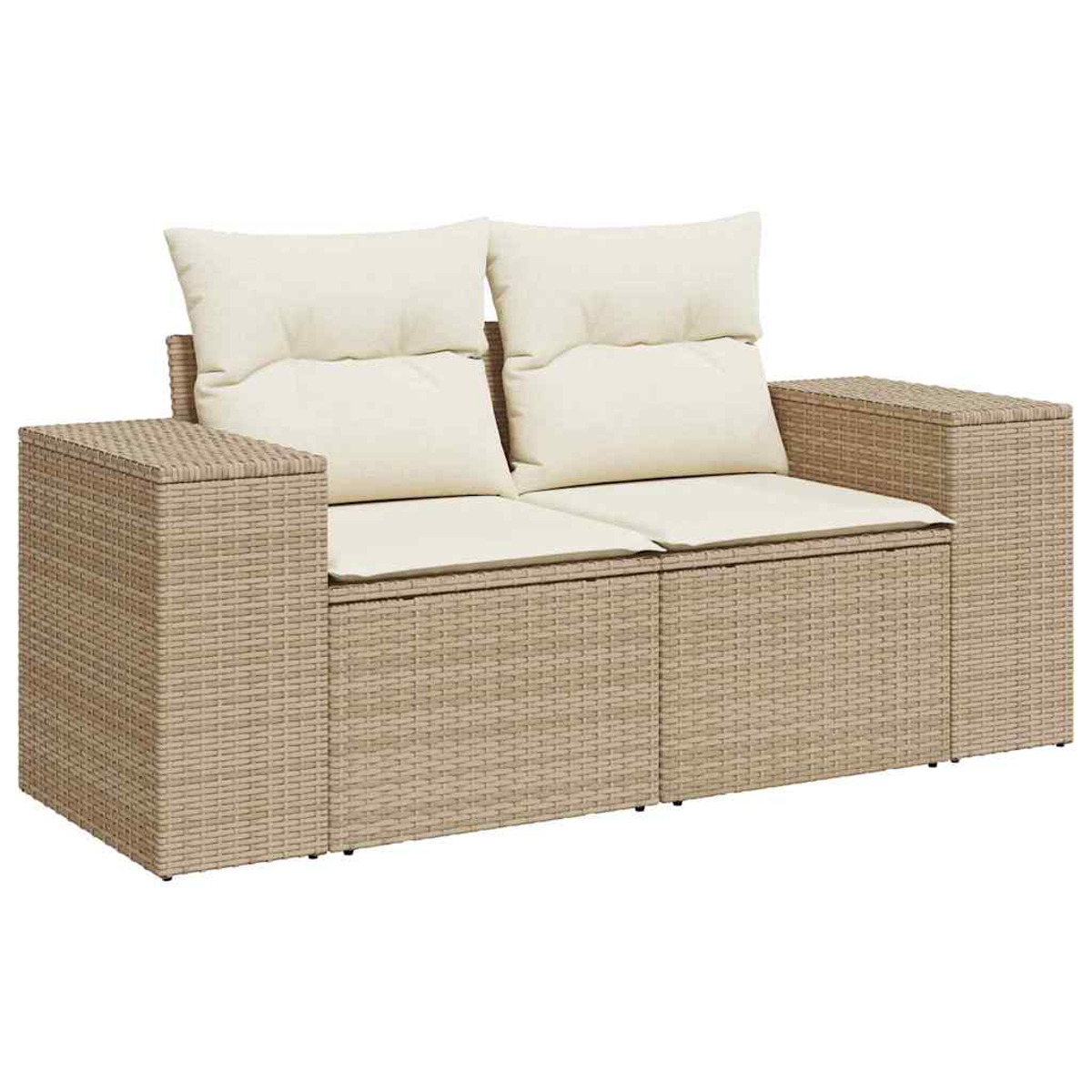 Un divano in vimini beige con due cuscini color crema e due braccioli. Lo sfondo è bianco.