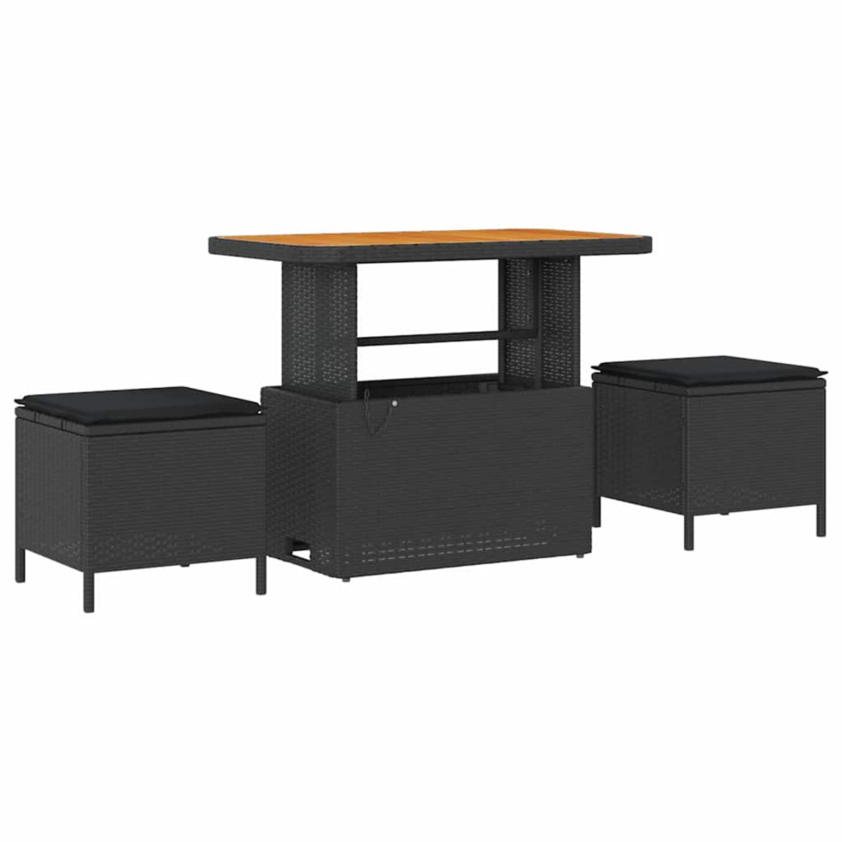 Ein schwarzes Rattan-Gartenmöbel-Set mit Tisch und zwei Hockern. Der Tisch hat eine Holzplatte.
