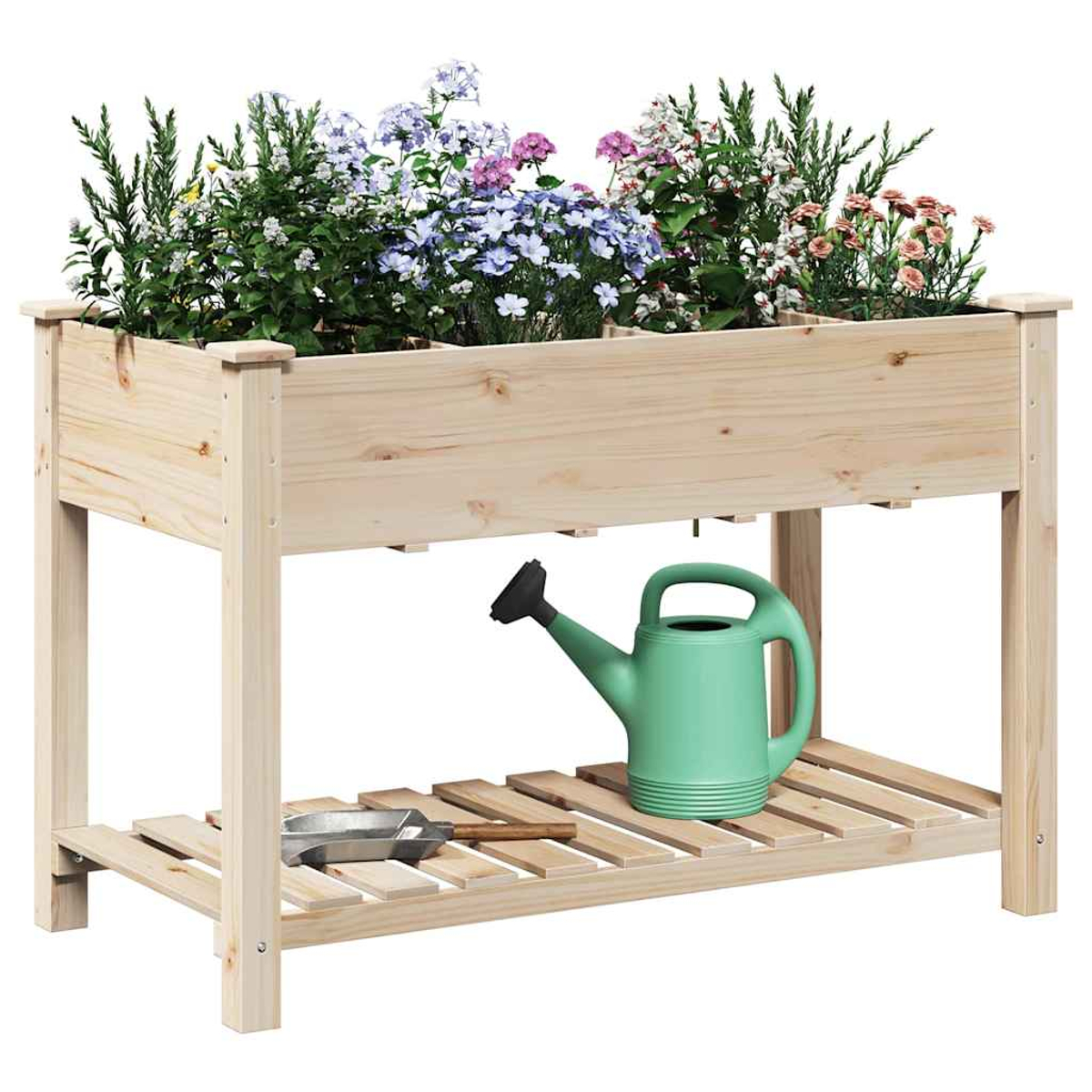 Eine hölzerne Pflanzkasten mit Blumen. Darunter eine grüne Gießkanne und eine kleine Kelle auf einem Lattenregal.