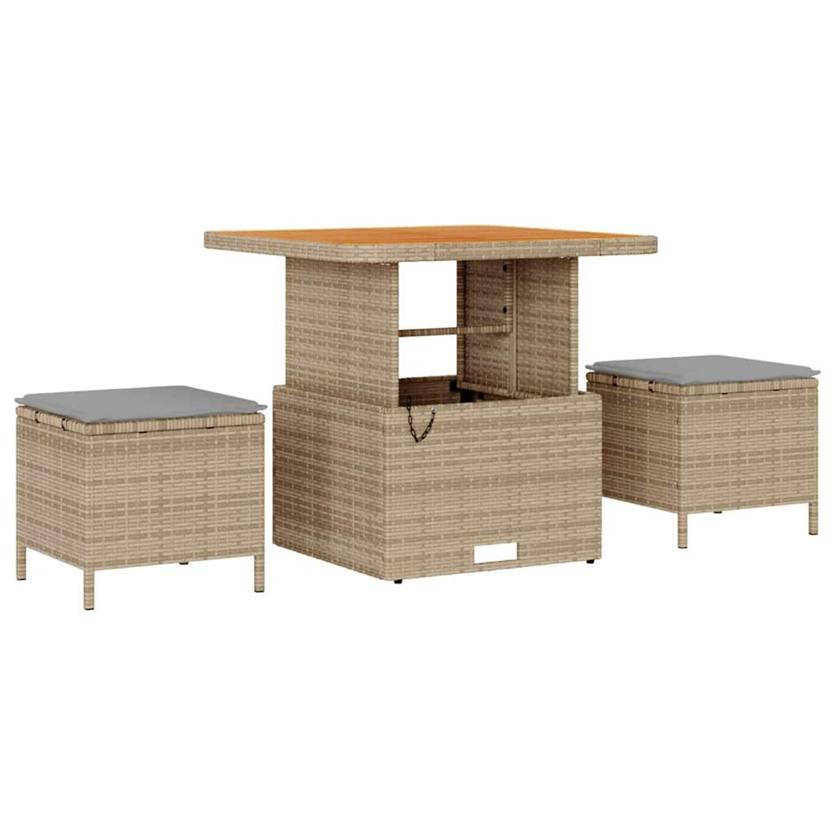 Un tavolo in vimini beige con piano in legno e due pouf abbinati, ciascuno con cuscino grigio, su sfondo bianco.