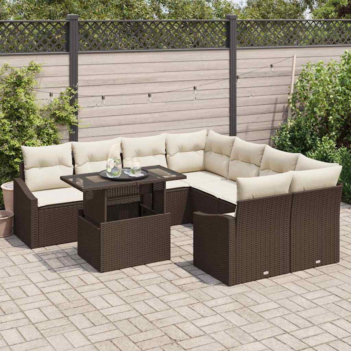 Outdoor-Ecksofa mit beigen Kissen, einem Couchtisch und einer Terrasse. Im Hintergrund ein Zaun und Grün.