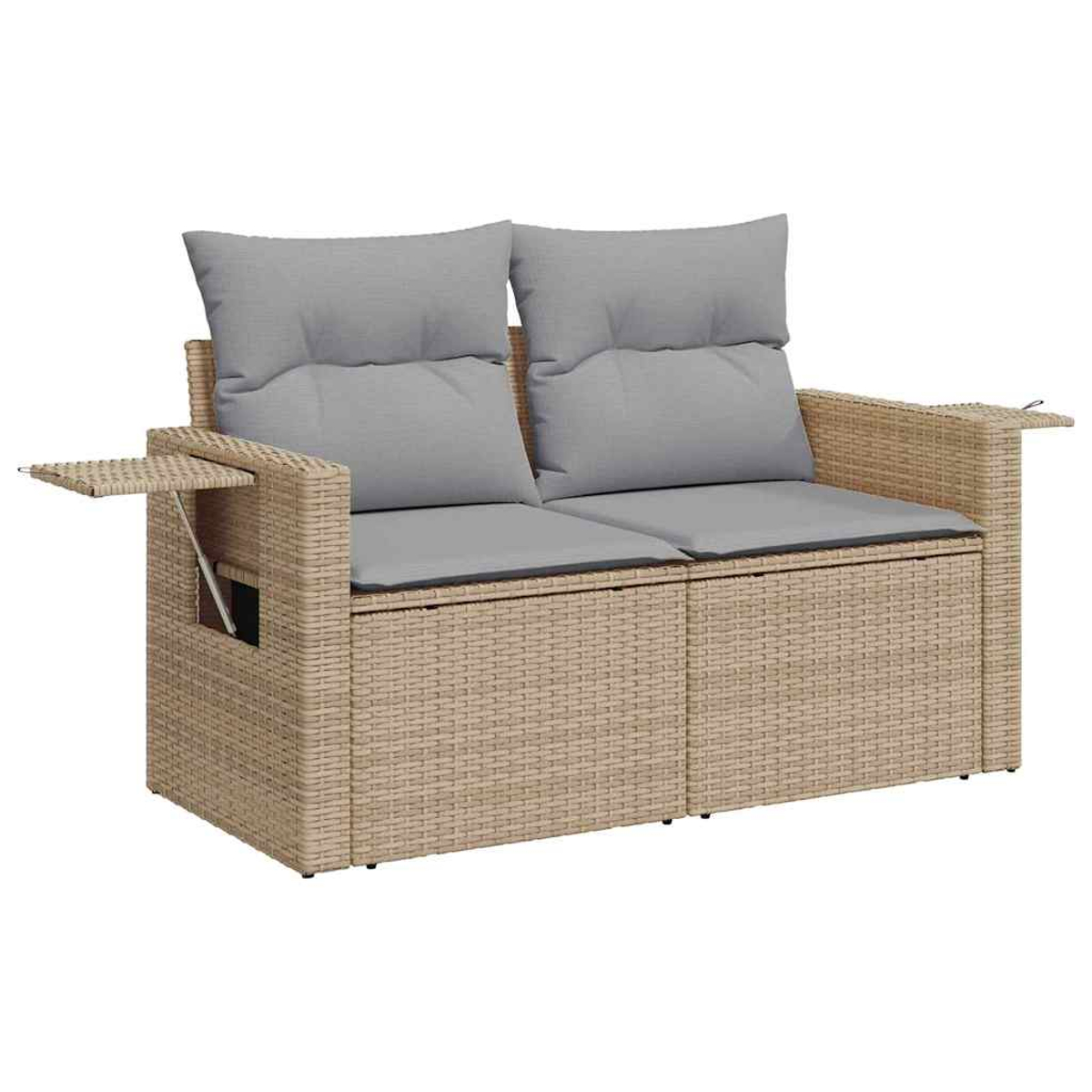 Un divano a due posti in vimini beige con cuscini e schienali grigi. Ha piccoli tavolini laterali su entrambi i lati.
