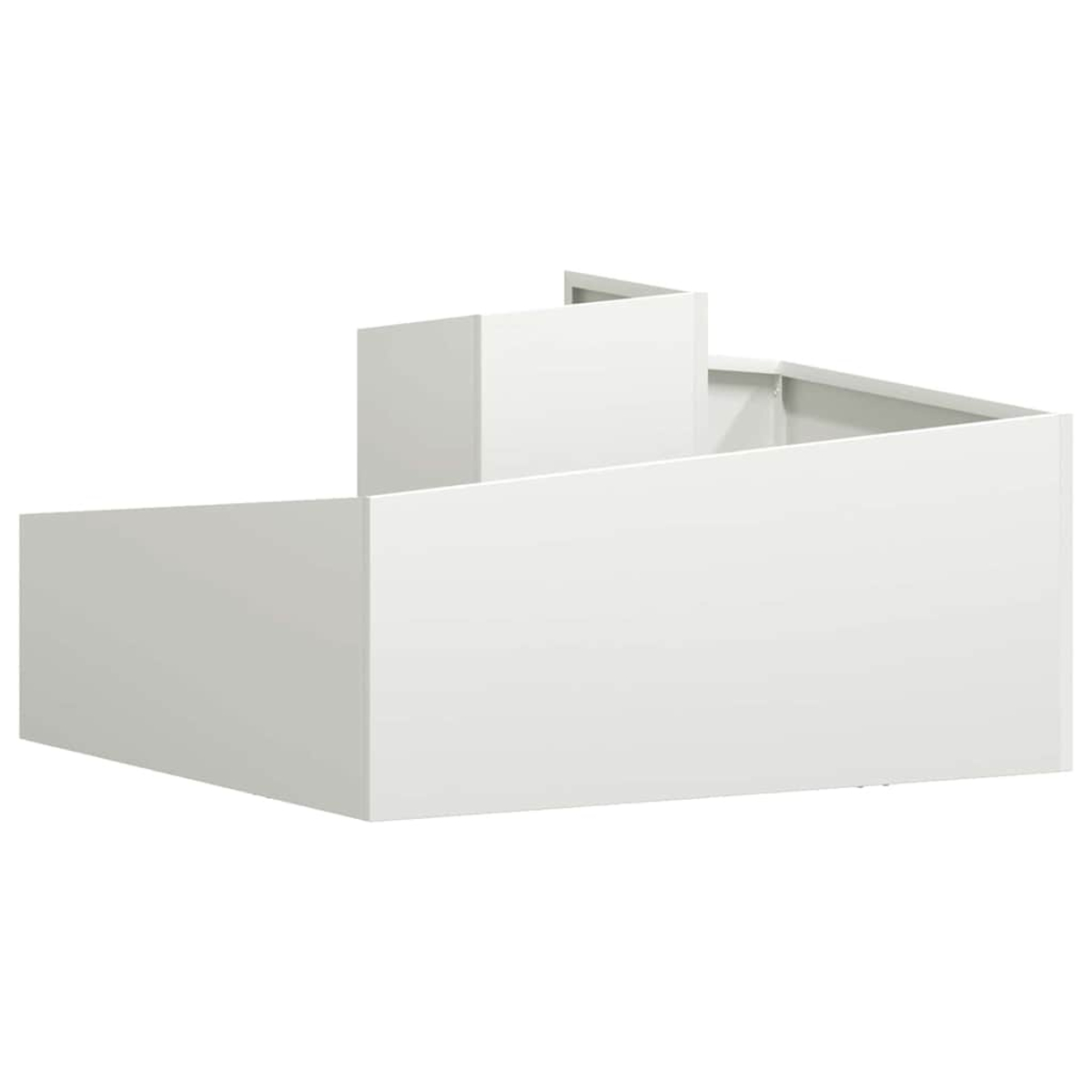 Una struttura architettonica bianca e astratta, con pareti angolari e un design a gradini. Lo sfondo è bianco pieno.