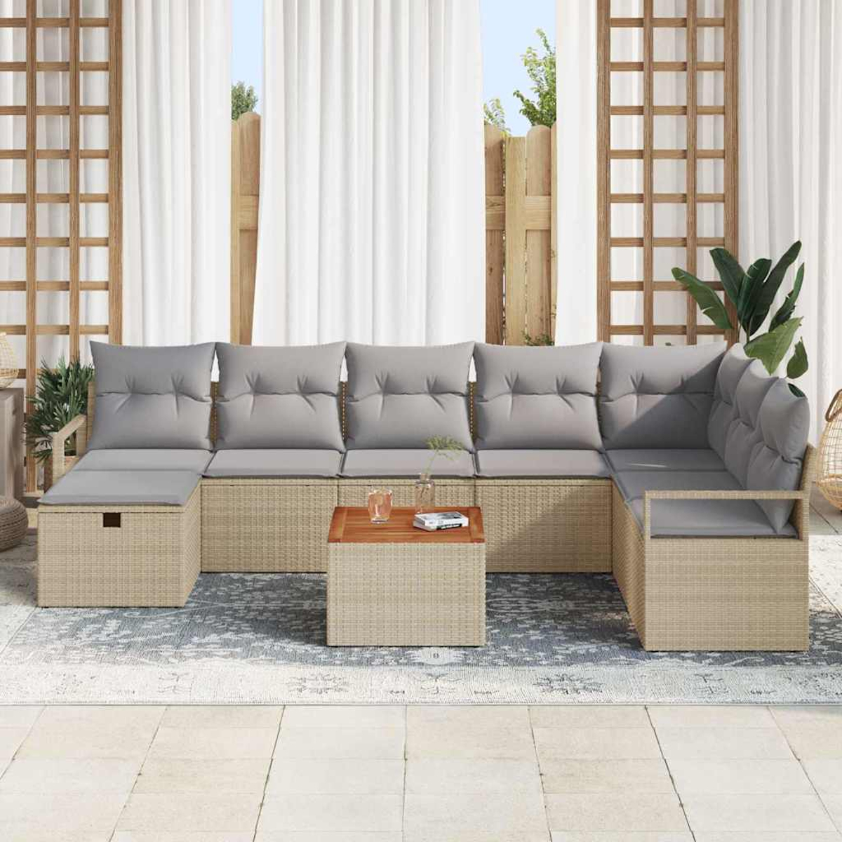 Outdoor-Ecksofa mit grauen Kissen und einem Holztisch auf einem gemusterten Teppich, vor weißen Vorhängen.