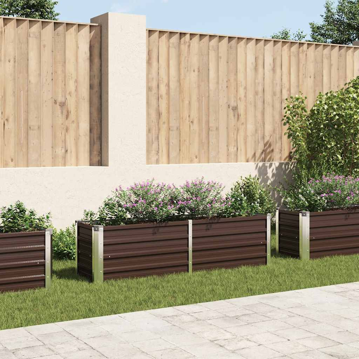 Drei braune Metallpflanzkästen mit lila Blumen stehen auf grünem Gras. Im Hintergrund ein Holzzaun und eine weiße Wand.