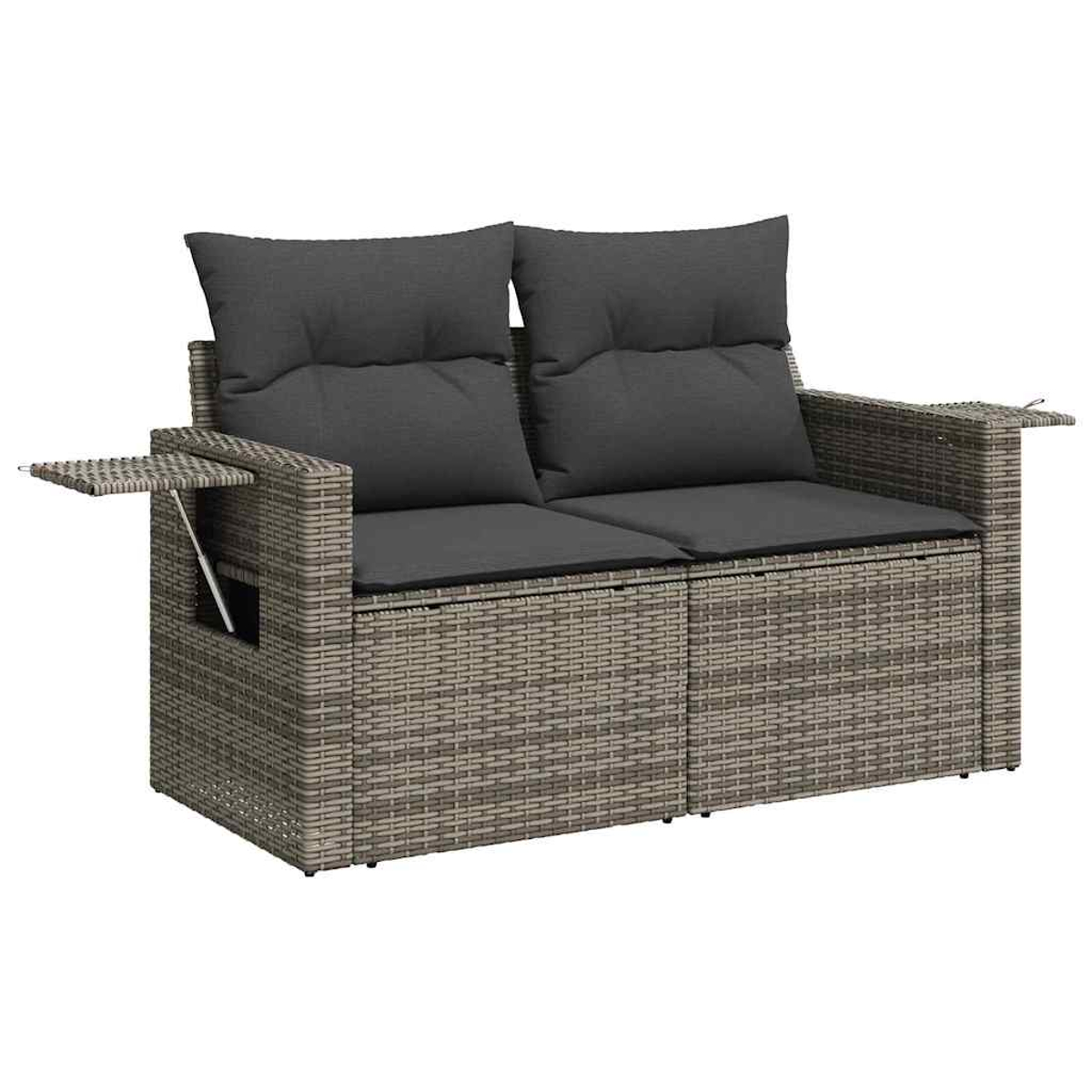 Rattan-Sofa für draußen mit grauen Kissen und Polstern. Verfügt über Beistelltische auf beiden Seiten, ideal für die Terrasse.