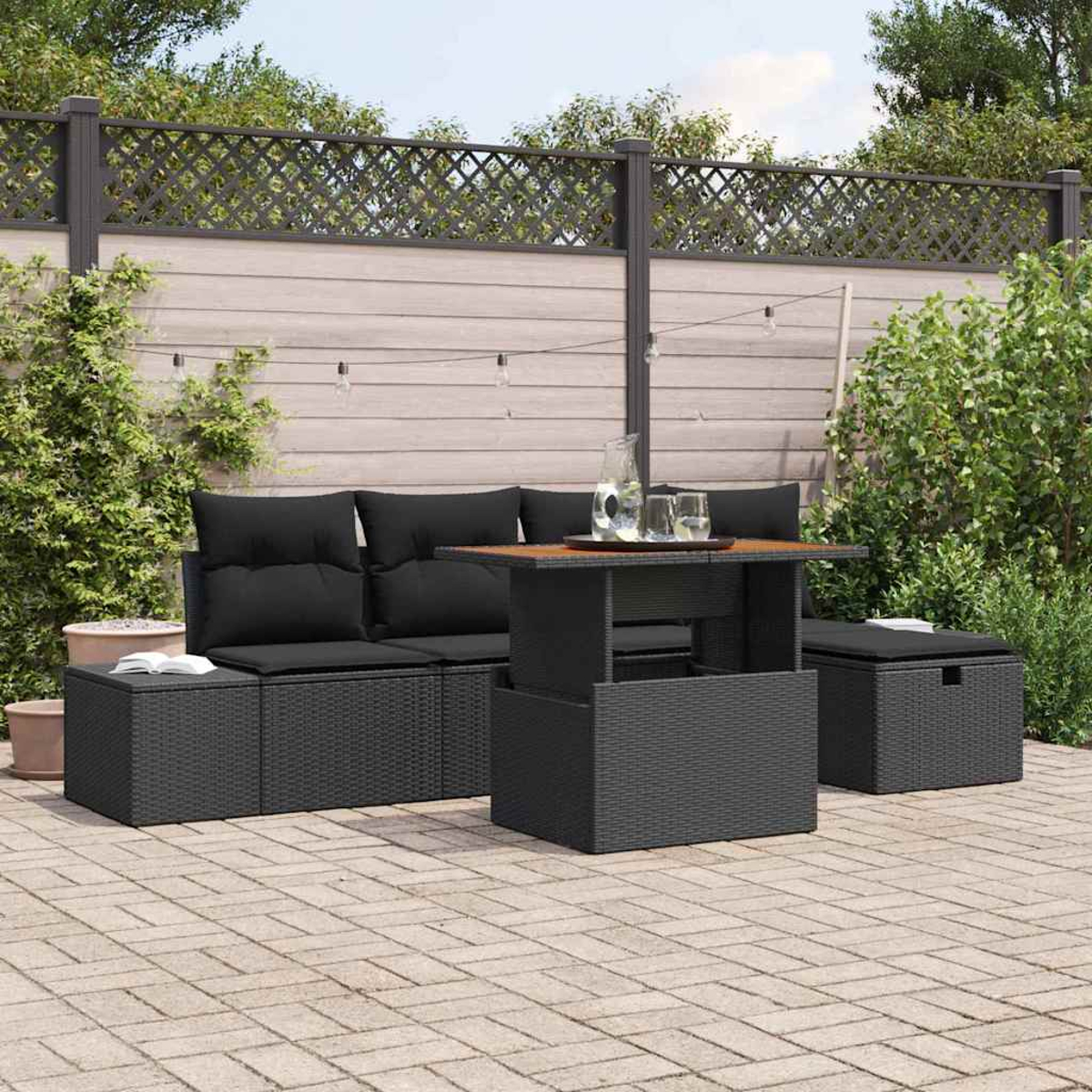 Garten-Terrassenset mit schwarzen Kissen, Korbmöbeln und einem Holztisch. Inklusive Sofa, zwei Ottomanen und einem Tisch mit Hubfunktion.