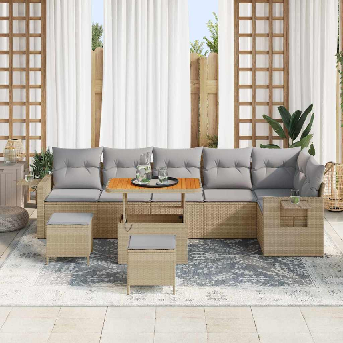 Gartenmöbel-Set mit grauen Kissen und Holztisch. Weiße Vorhänge und Holzgitter im Hintergrund.
