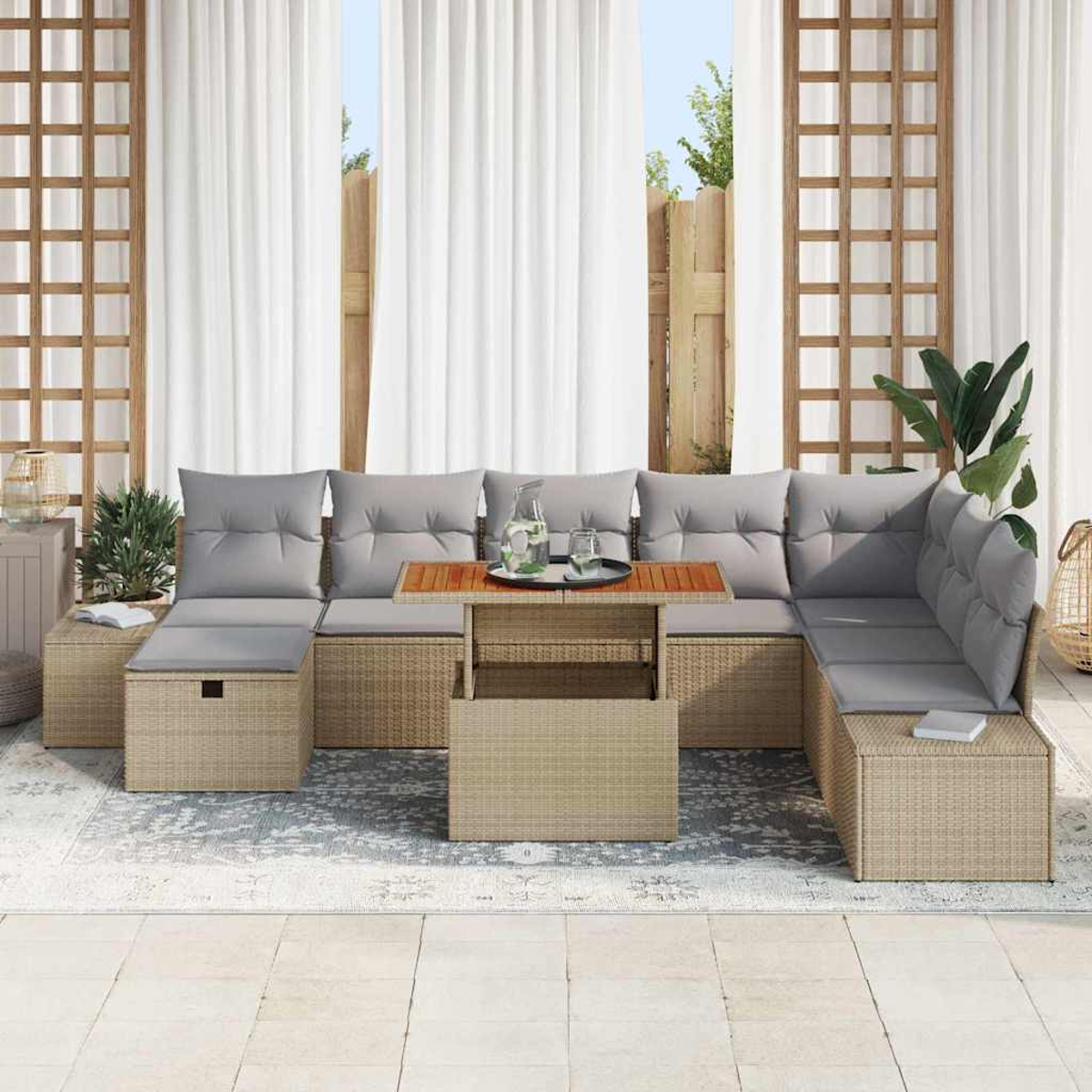 Outdoor-Ecksofa mit grauen Kissen und einem Holztisch. Der Hintergrund umfasst weiße Vorhänge, Pflanzen und ein dekoratives Holzgitter.