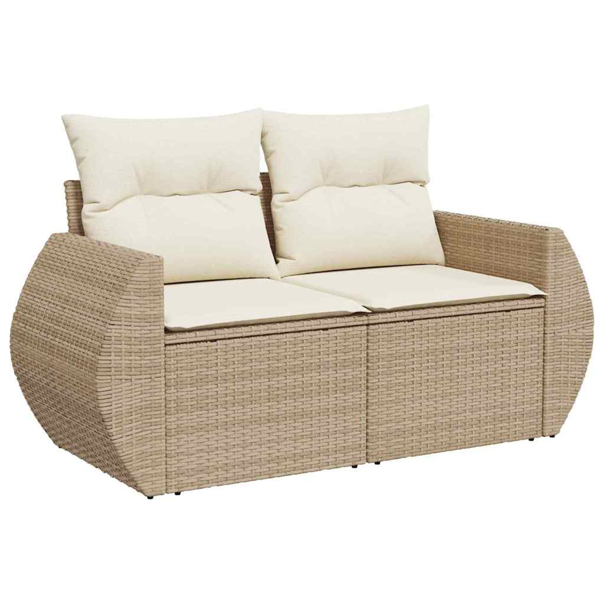 Ein beiges Korbmöbelsofa mit zwei Sitzen. Es hat cremefarbene Kissen. Der Hintergrund ist weiß.