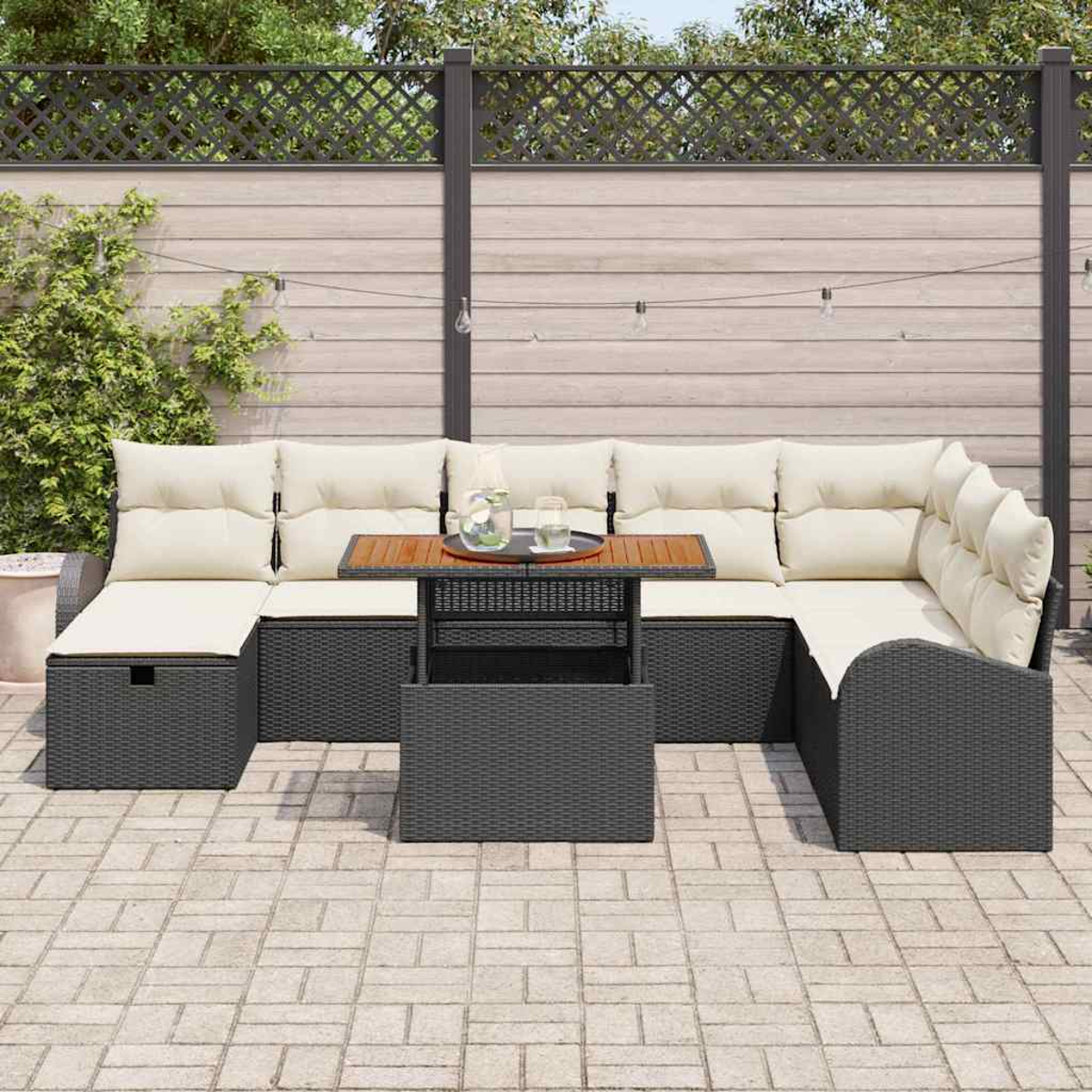 Outdoor-Ecksofa mit beigen Kissen und einem kleinen Tisch. Die Szene spielt in einem Hinterhof mit Holzzaun und Lichterketten.