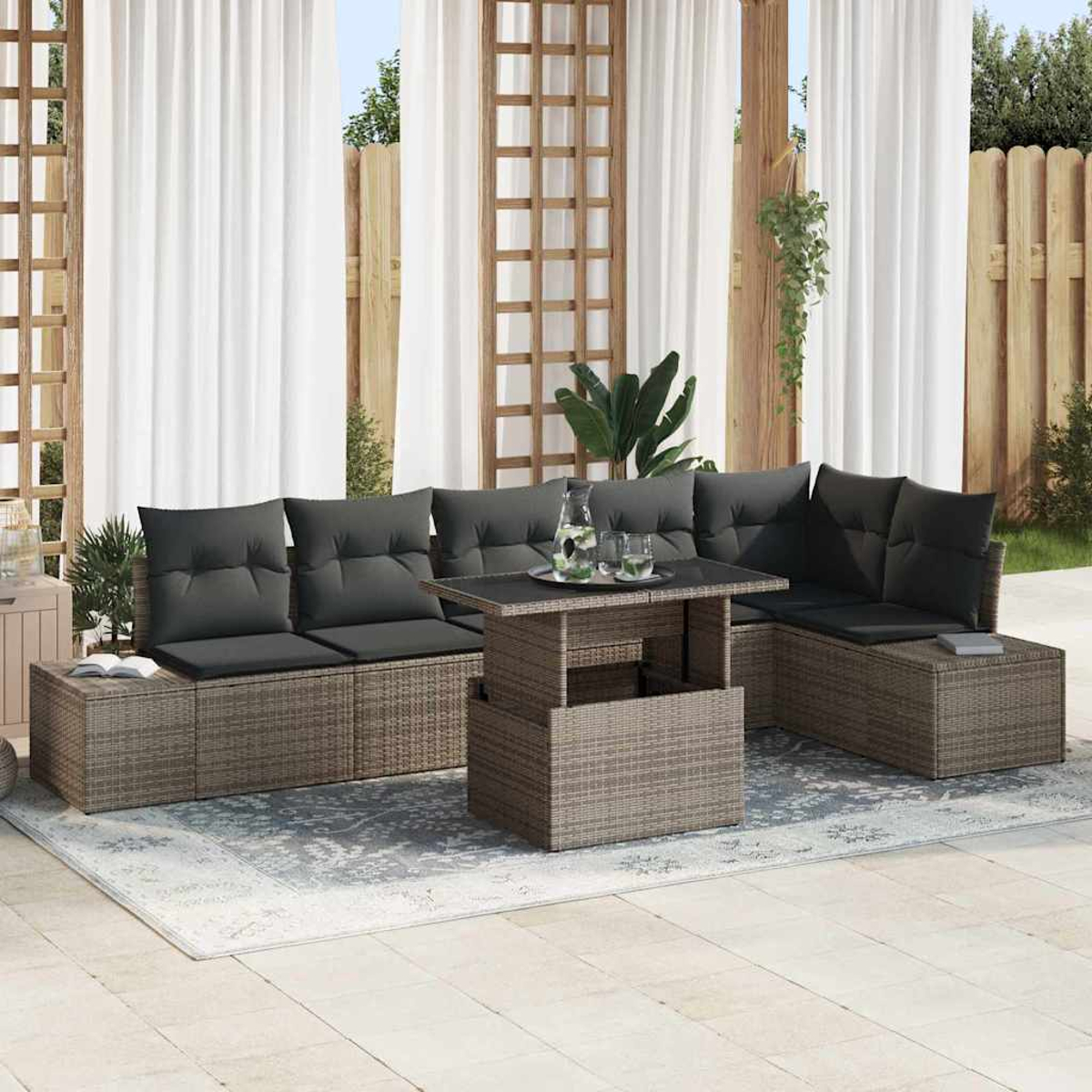 Gartenmöbel-Set mit grauen Kissen, Tisch mit Getränken und weißen Vorhängen im Hintergrund.
