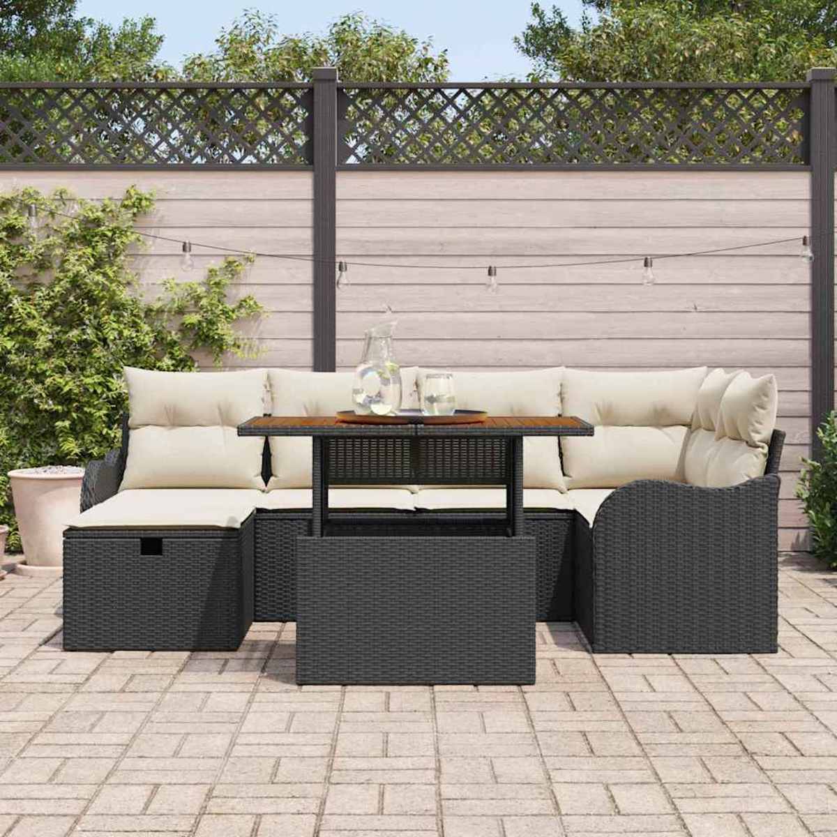 Garten-Terrassenset mit Tisch, Sofa und Stuhl. Die Möbel sind dunkelgrau mit beigen Kissen auf einer Backsteinterrasse.
