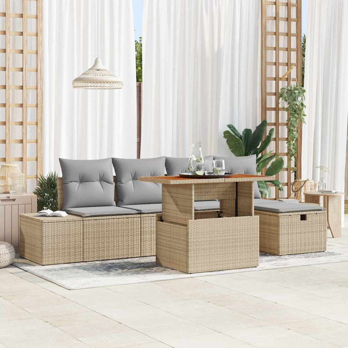 Terrassenset mit gewebtem beigen Sofa, Tisch und Hocker. Graue Kissen, weiße Vorhänge und dekoratives Holzgitter sind sichtbar.