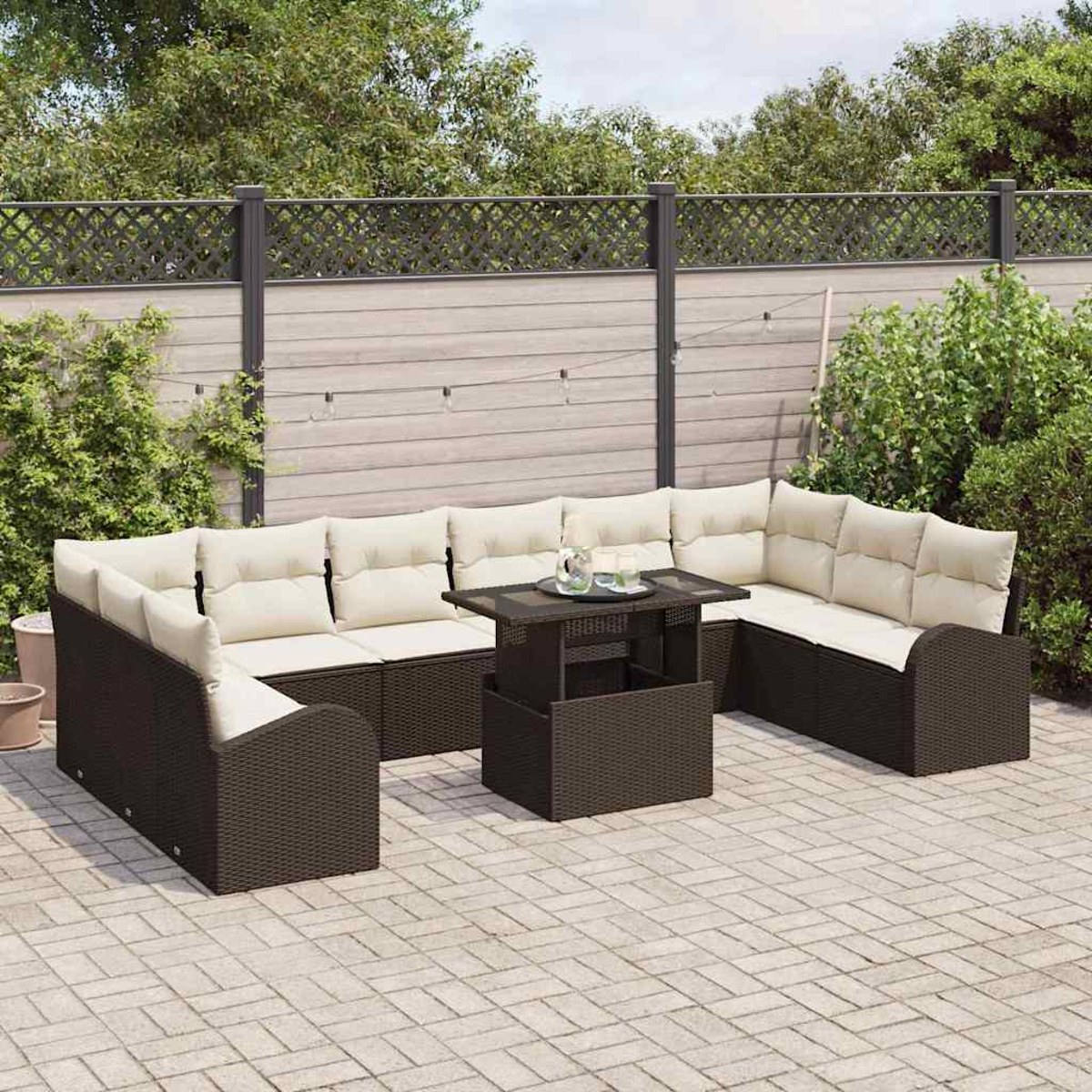 Outdoor-Ecksofa mit cremefarbenen Kissen und einem braunen Tisch auf einer Backstein-Terrasse. Im Hintergrund ein Holzzaun und Grün.