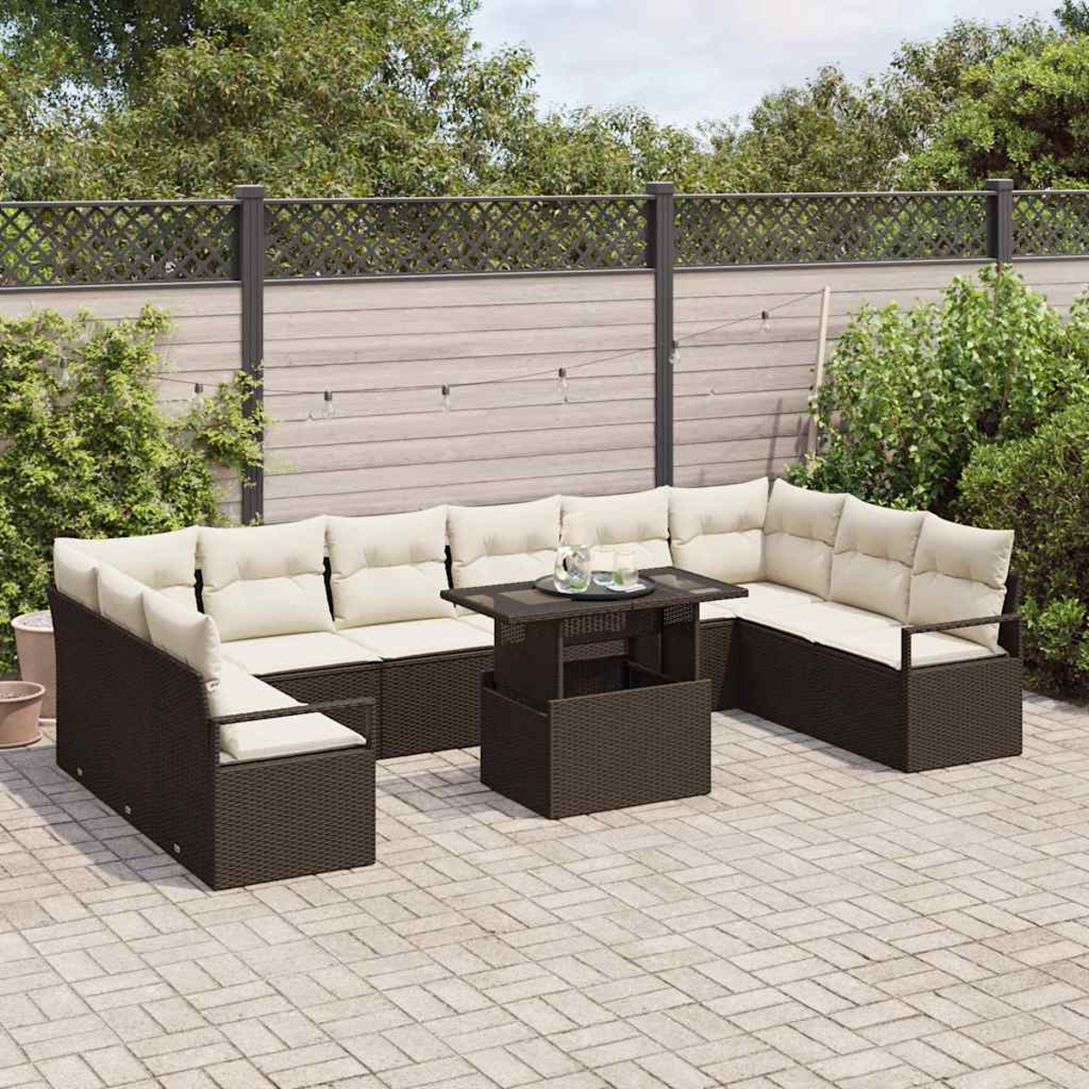 Juego de patio al aire libre con muebles de mimbre marrones y cojines crema. Una mesa pequeña en el medio. Fondo cercado con árboles.