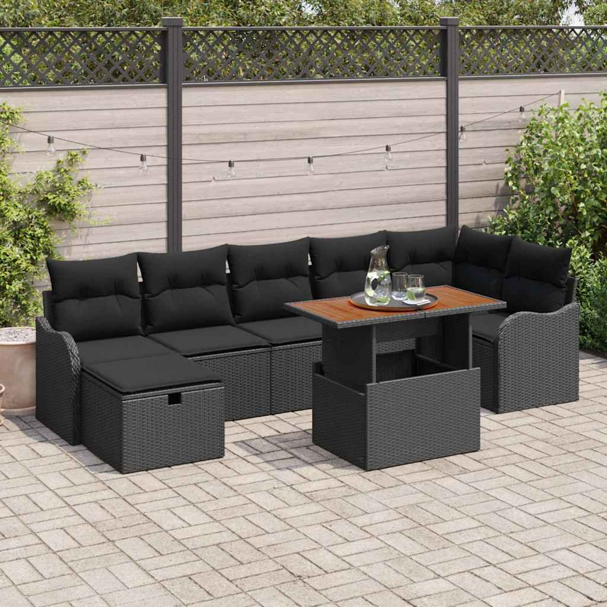 Garten-Sitzgruppe mit schwarzen Kissen und einem Tisch mit Getränken. Die Szene spielt sich auf einer Terrasse mit Zaun und Pflanzen ab.