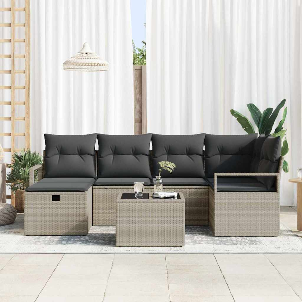 Outdoor-Ecksofa-Set mit grauen Kissen, einem kleinen Tisch und weißen Vorhängen im Hintergrund sowie einer Hängelampe.