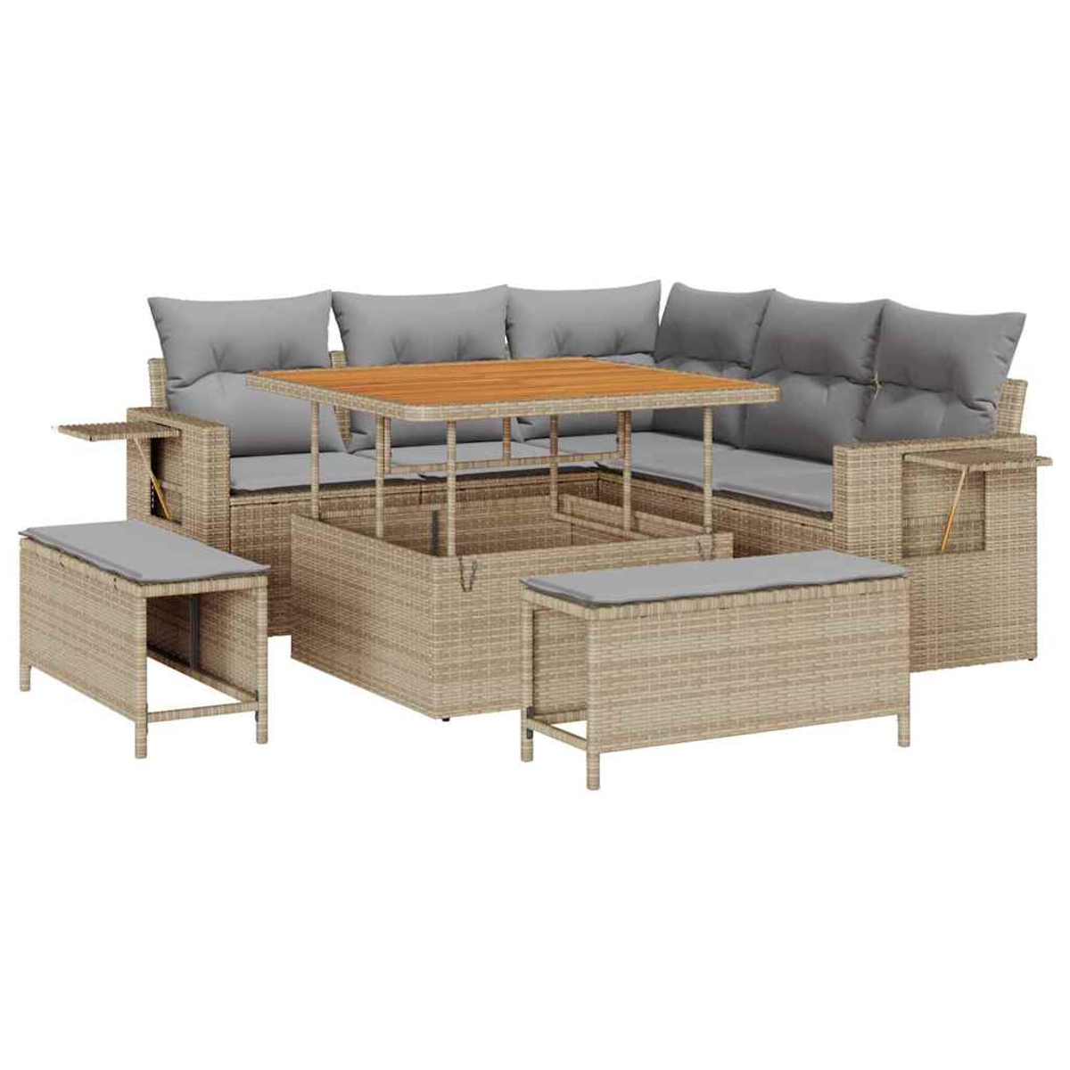 Un divano angolare da esterno in vimini beige con cuscini grigi e un tavolo in legno. Due pouf abbinati sono vicini.
