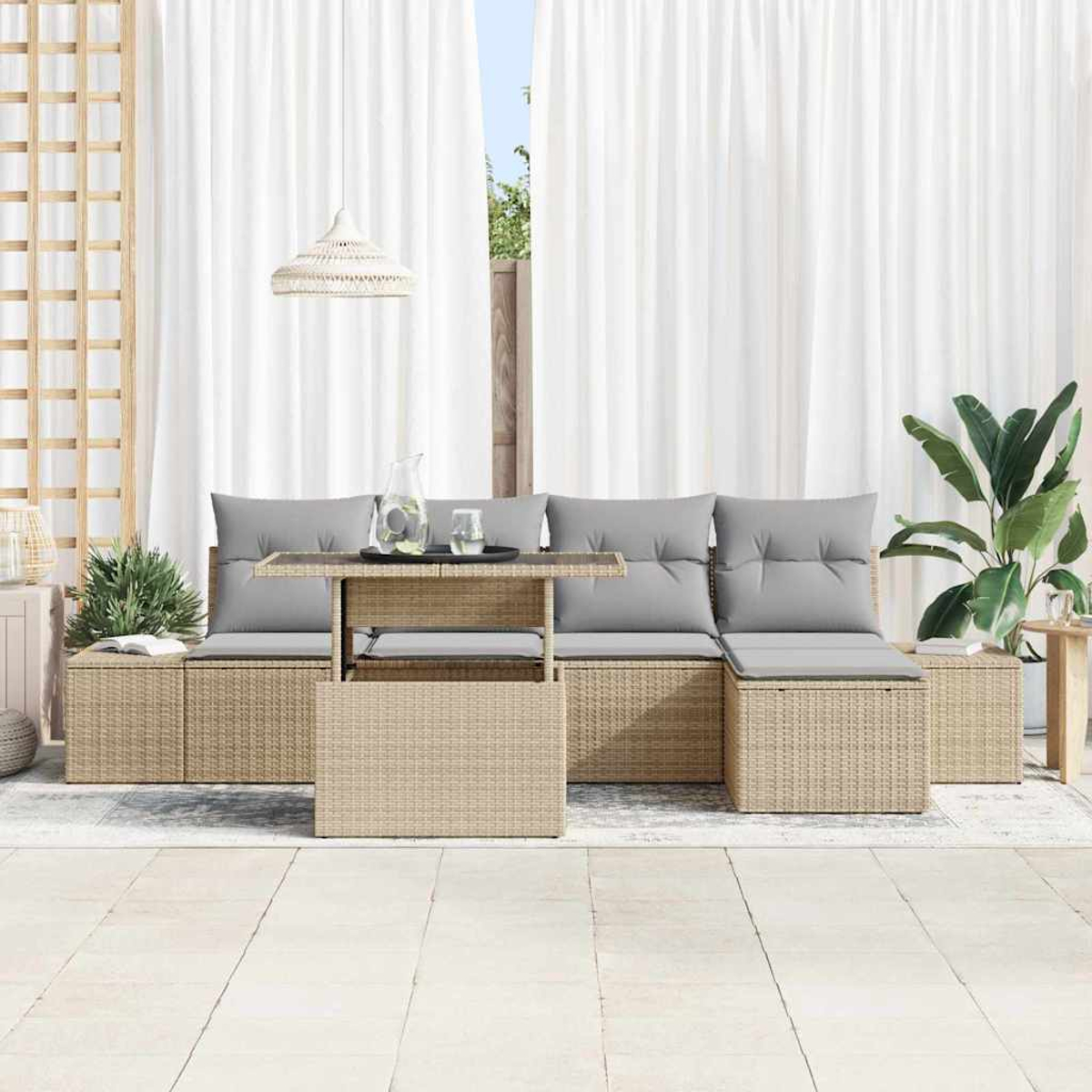 Gartenmöbel-Set. Beiges Korbmöbel mit grauen Kissen, Glastisch und eine große Pflanze.