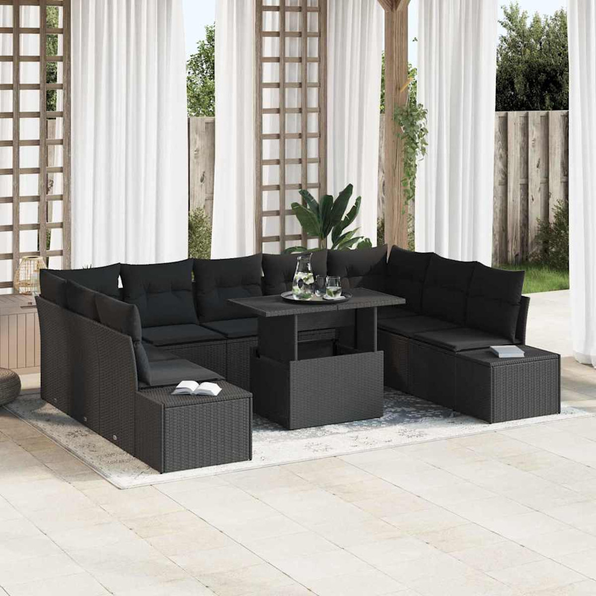 Outdoor-Ecksofa mit schwarzen Kissen und Tisch auf einem Teppich. Weiße Vorhänge im Hintergrund, mit Pflanzen und Bäumen.
