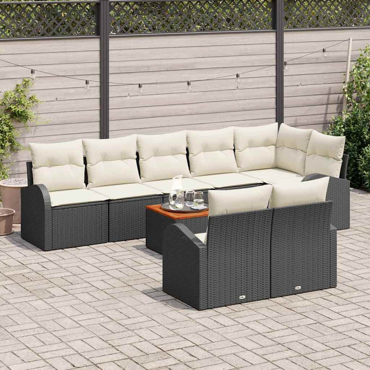 Outdoor-Ecksofa mit hellen Kissen, Couchtisch und zwei Sesseln auf einer Ziegelstein-Terrasse mit Holzzaun.