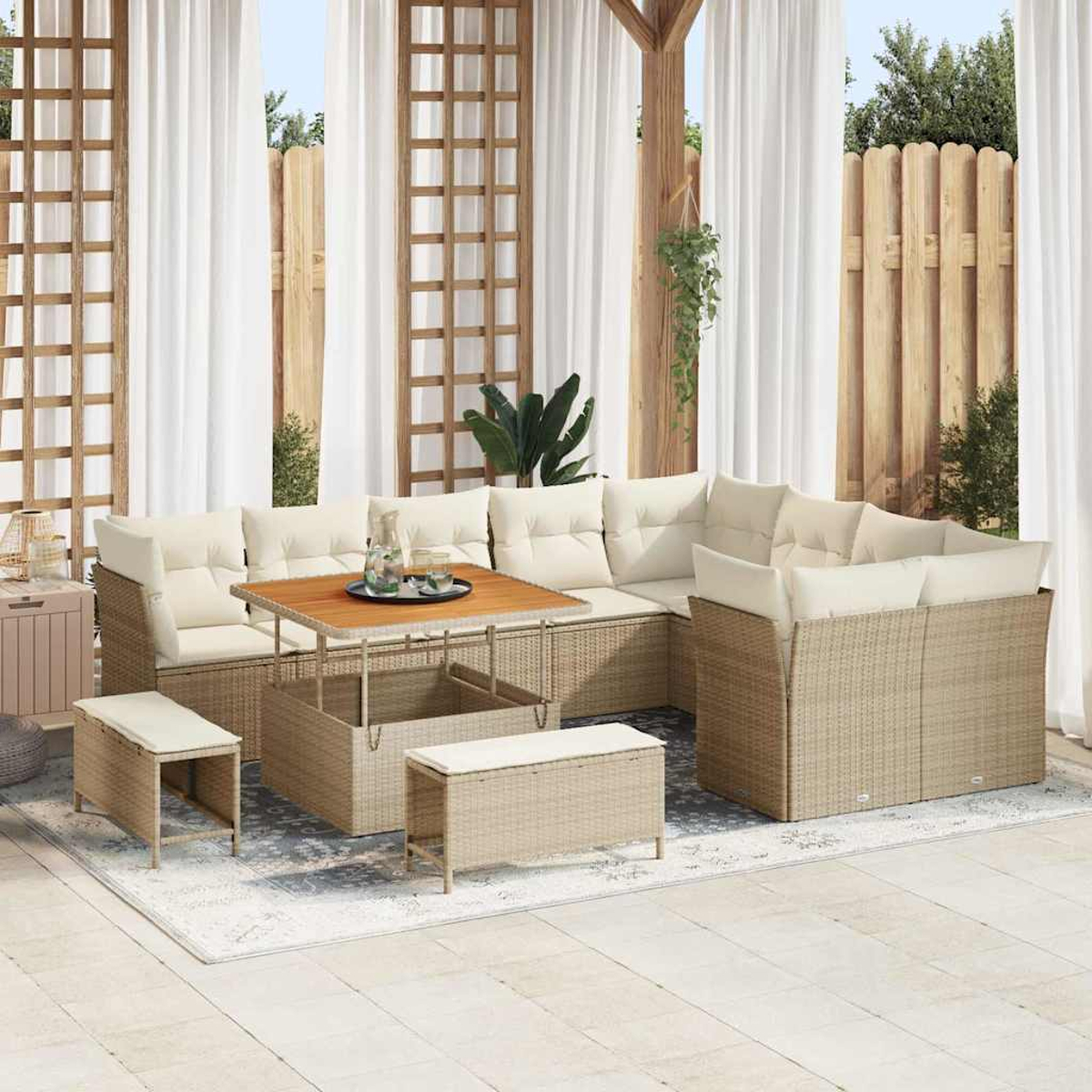 Outdoor-Ecksofa mit Kissen, Holztisch mit Tablett und Bänken auf einem Teppich. Vorhänge und Holzzaun im Hintergrund.