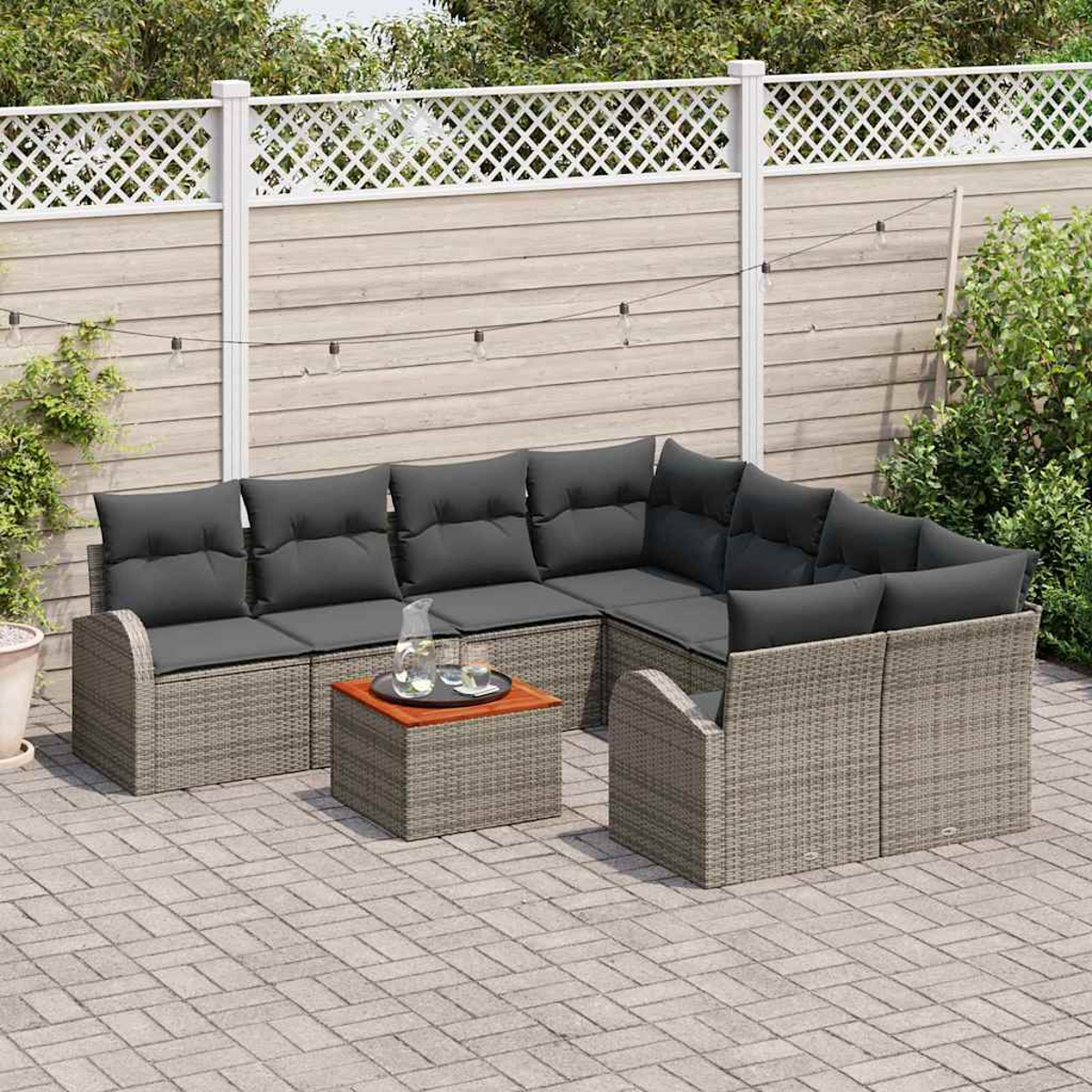 Outdoor-Ecksofa mit grauen Kissen und einem kleinen Tisch mit Getränken. Ein Terrassenbereich mit Zaun und Grün im Hintergrund.