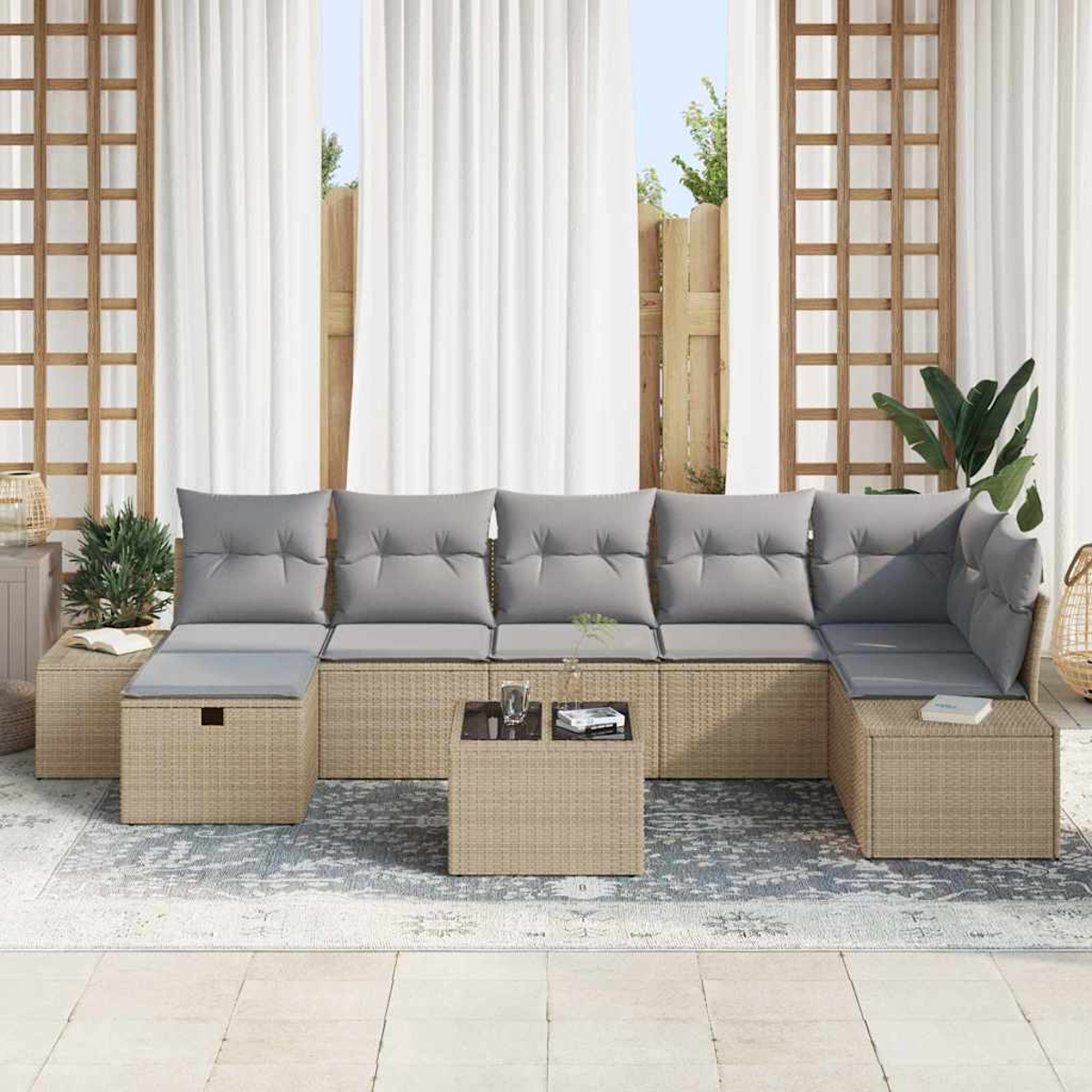 Outdoor-Ecksofa mit grauen Kissen und einem kleinen Couchtisch. Weiße Vorhänge und Holzgitter im Hintergrund.