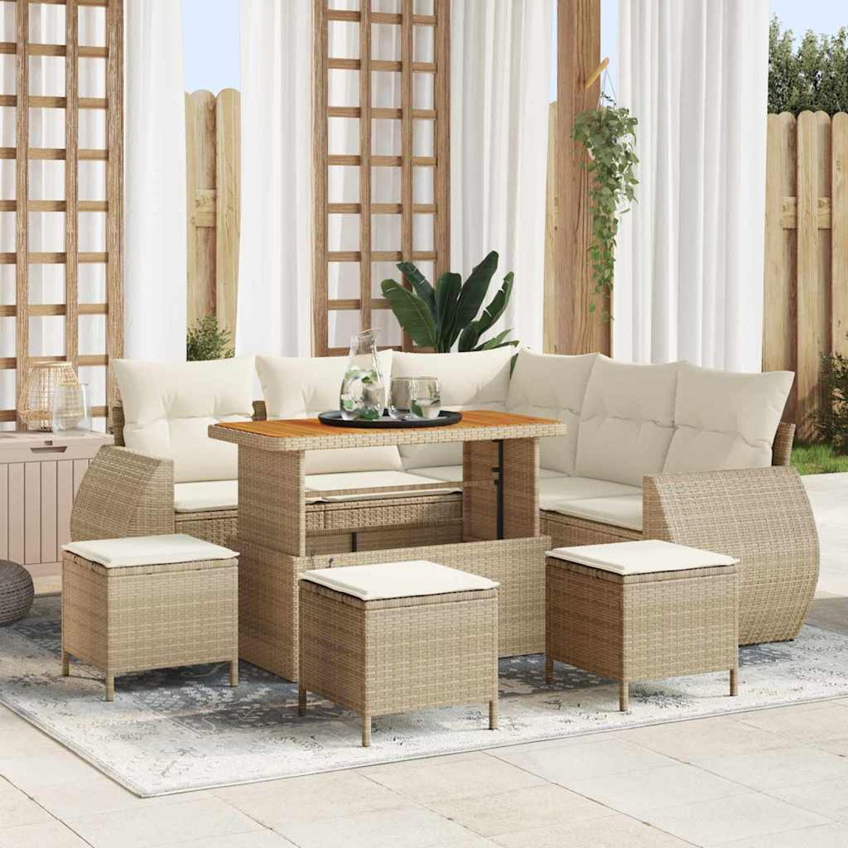 Outdoor-Sitzbereich mit Korbmöbeln, weißen Kissen und einem Holztisch. Weiße Vorhänge und ein Holzgitter im Hintergrund.