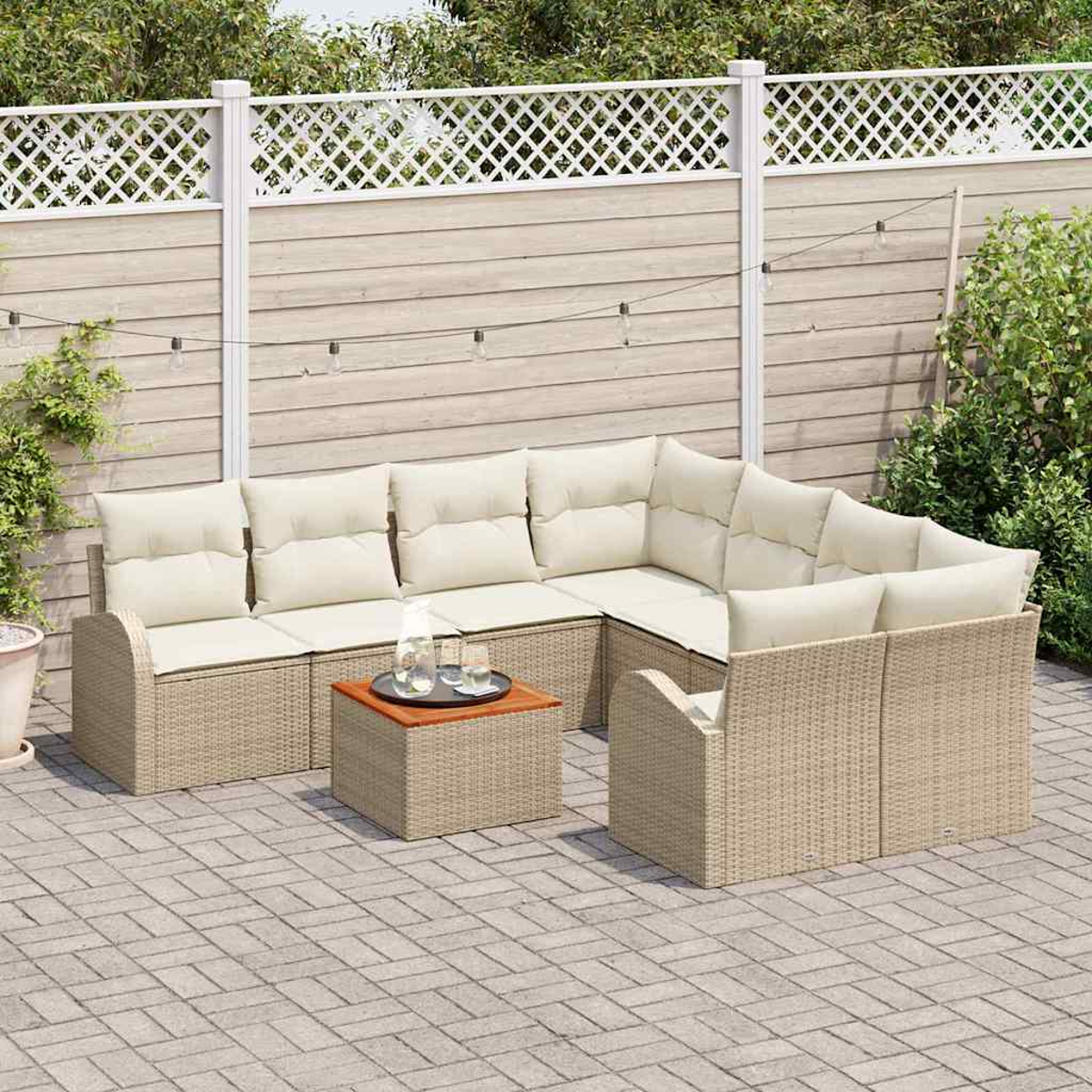 Garten-Terrassenset mit cremefarbenen Kissen, Korbmöbeln und einem kleinen Tisch mit Getränken. Ein weißer Zaun und Grünzeug im Hintergrund.