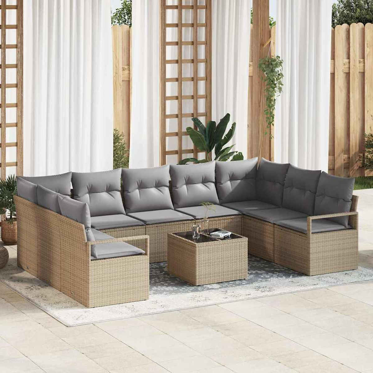 Outdoor-Ecksofa mit grauen Kissen und einem Couchtisch. Weiße Vorhänge und ein Holzzaun sind im Hintergrund.