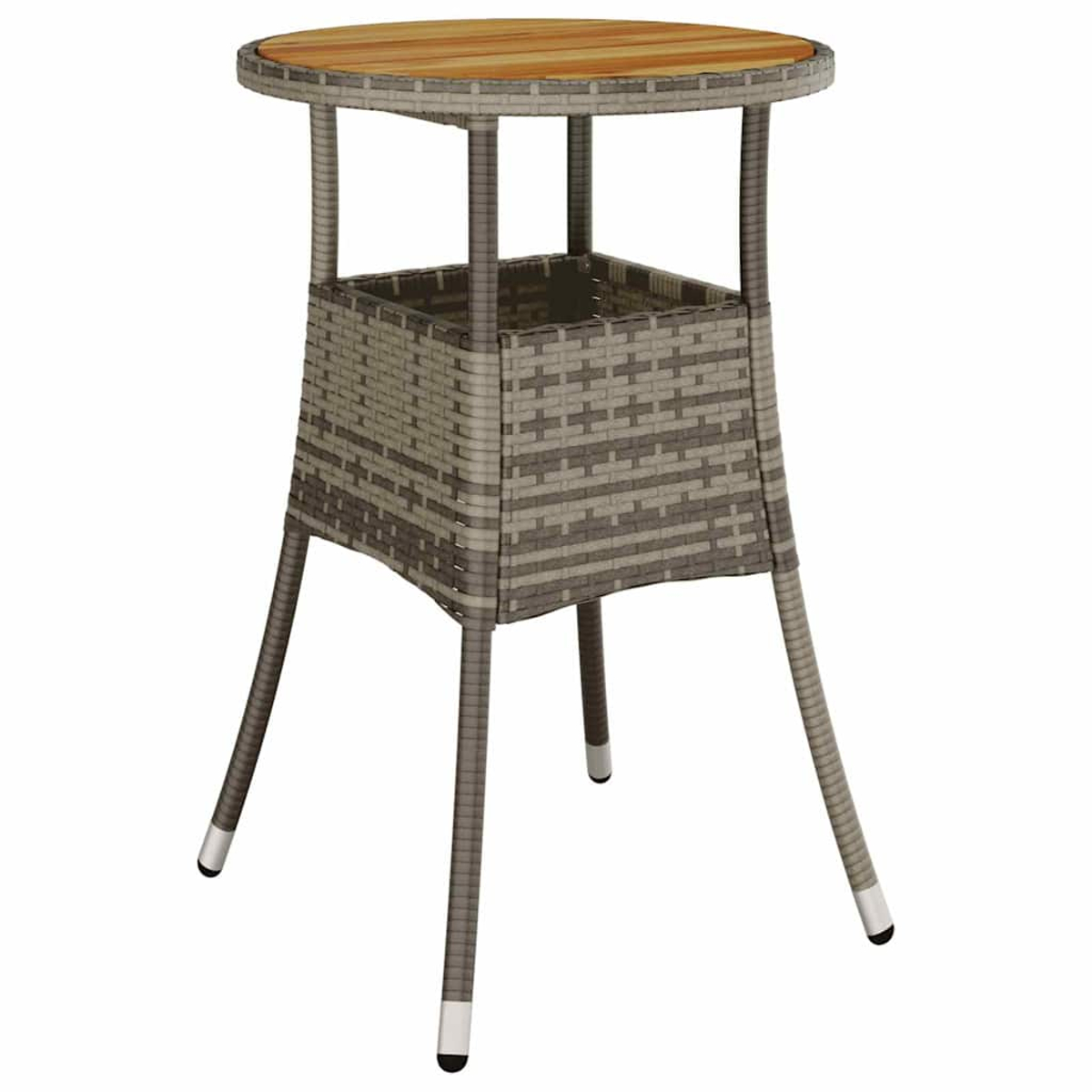 Ein hoher Outdoor-Tisch mit Holzplatte und gewebtem grauem Untergestell. Er hat drei angewinkelte Beine und ein kleines Regal.