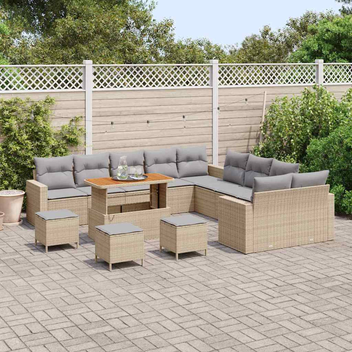 Outdoor-Terrassenset mit beigen Korbmöbeln und grauen Kissen. Enthält Sofa, Tisch und Hocker auf einer Ziegelterrasse, Zaun im Hintergrund.