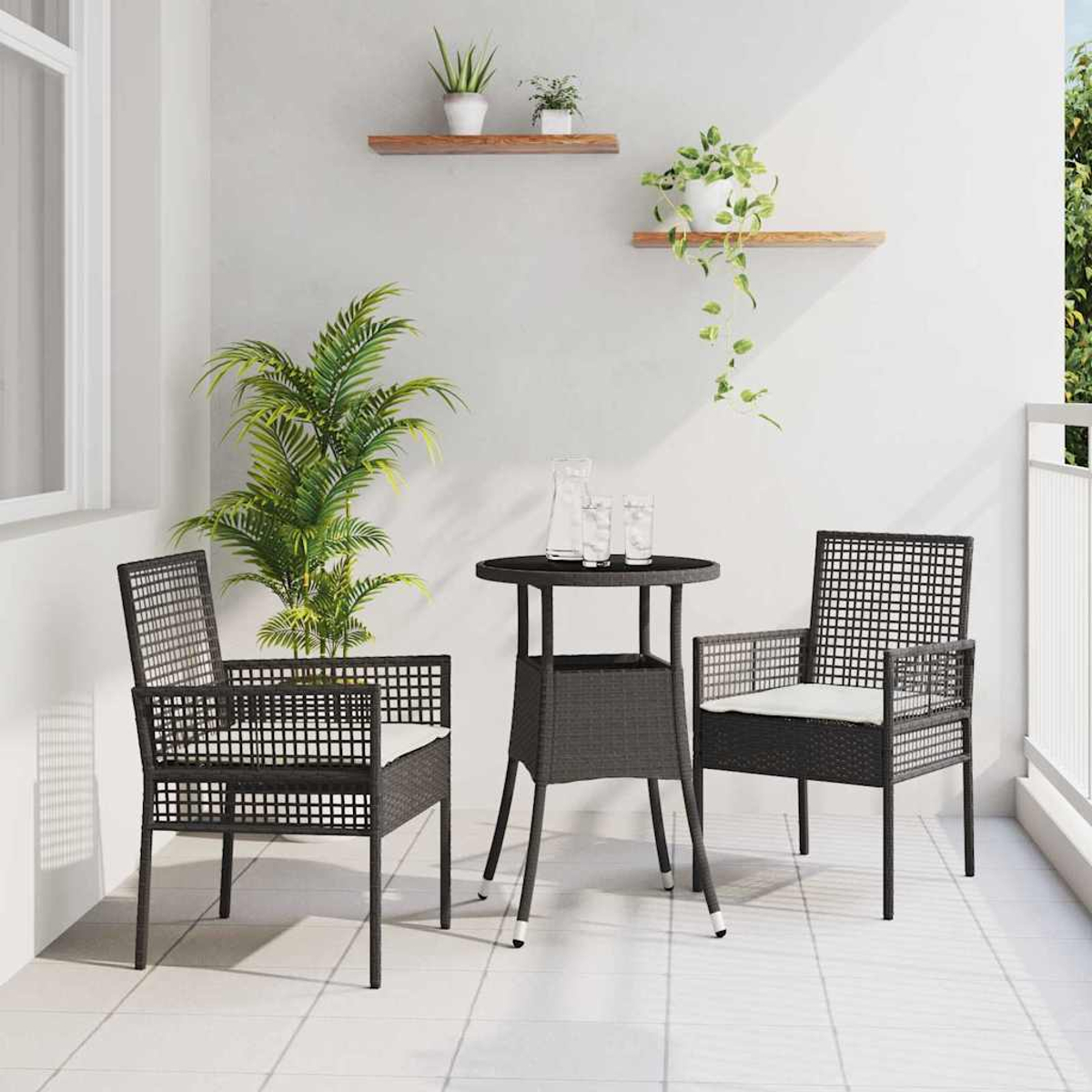 Balkonszene mit zwei Stühlen, einem Tisch und Pflanzen. Stühle sind schwarz mit weißen Kissen. Tisch hat Gläser. Pflanzen auf Regalen.