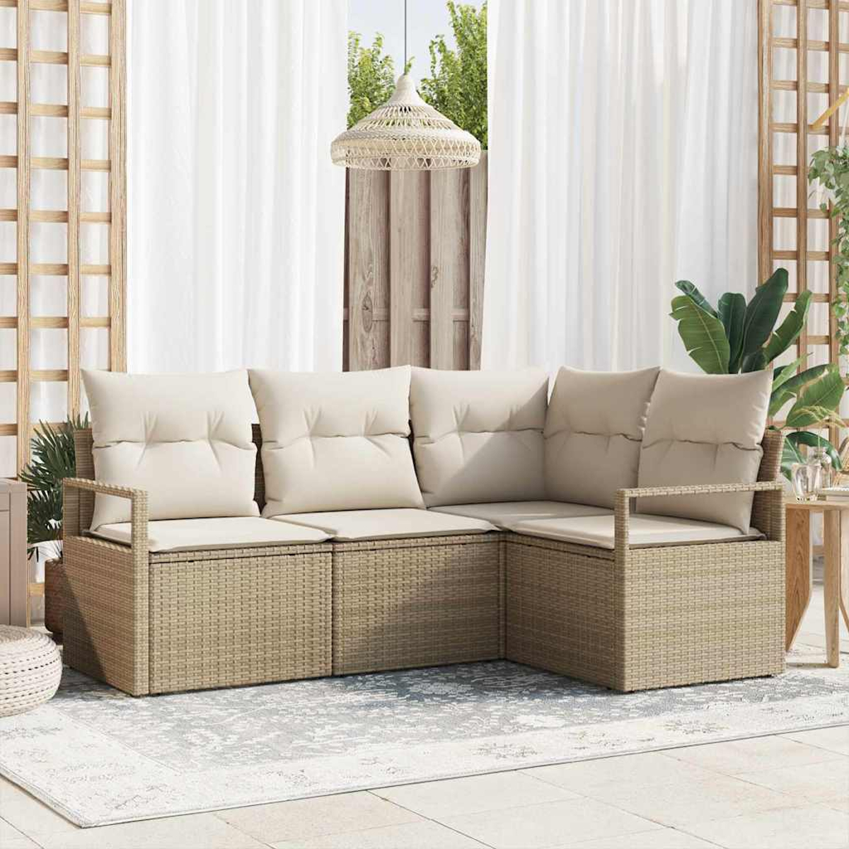 Rattan-Sofa im Freien mit beigefarbenen Kissen. Weiße Vorhänge, Holzgitter und Pflanzen im Hintergrund. Eine gewebte Lampe hängt oben.