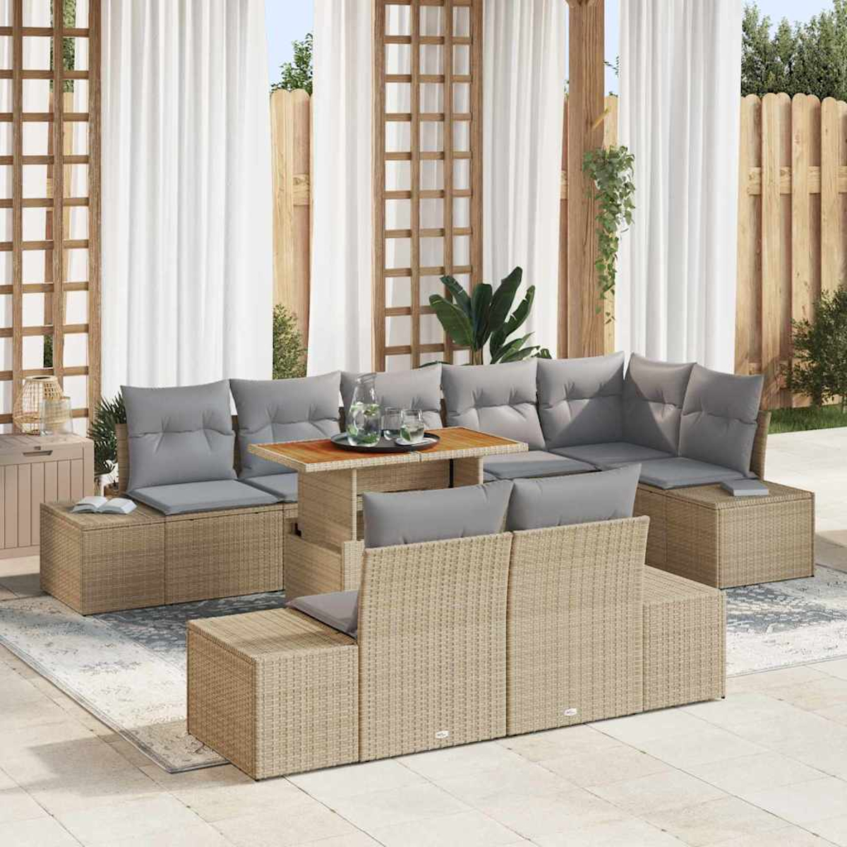 Outdoor-Sitzgruppe mit grauen Kissen und einem Holztisch, auf einer Terrasse mit Vorhängen und Holzzaun im Hintergrund.