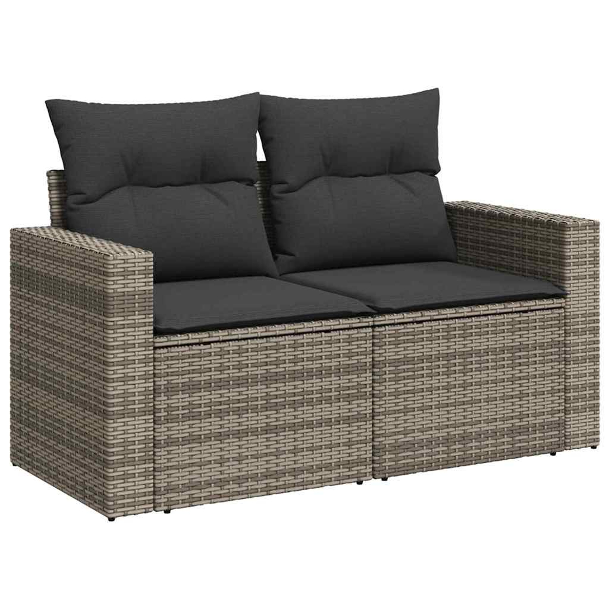 Ein Zwei-Sitzer-Outdoor-Sofa mit grauen Kissen und einem gewebten Rattangestell. Die Kissen sind dunkelgrau und das Gestell hellbraun.