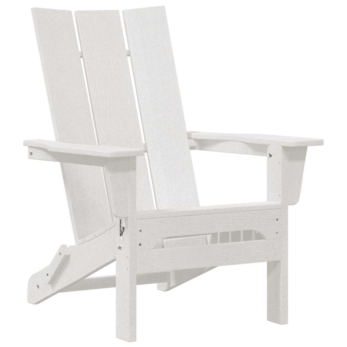 Ein weißer Adirondack-Stuhl ist zentriert. Er hat eine Lamellenlehne und Armlehnen. Der Stuhl besteht aus Verbundmaterial.