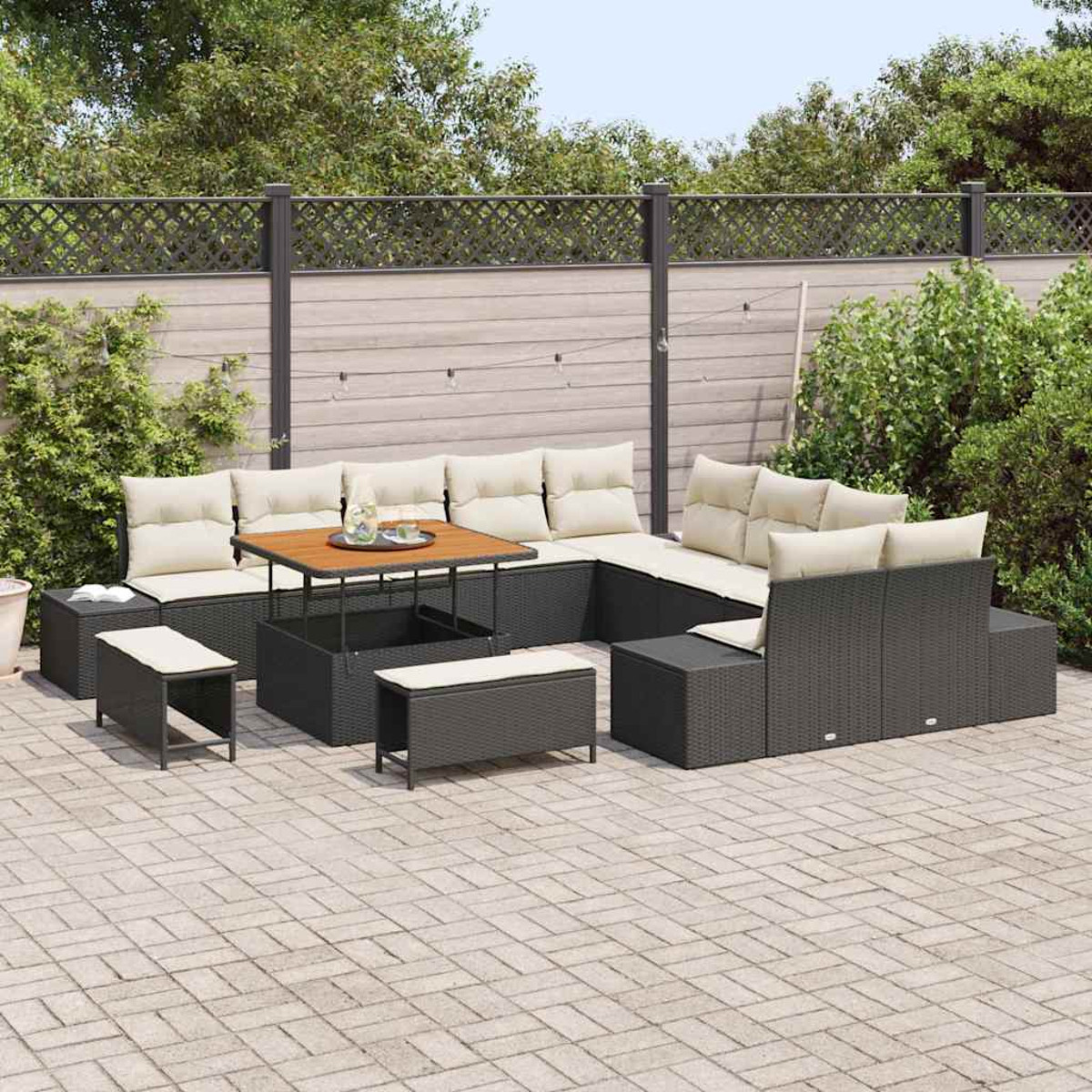 Outdoor-Sitzarrangement mit großem Ecksofa, Couchtisch und mehreren Ottomanen auf einer gepflasterten Terrasse, umgeben von Grün.