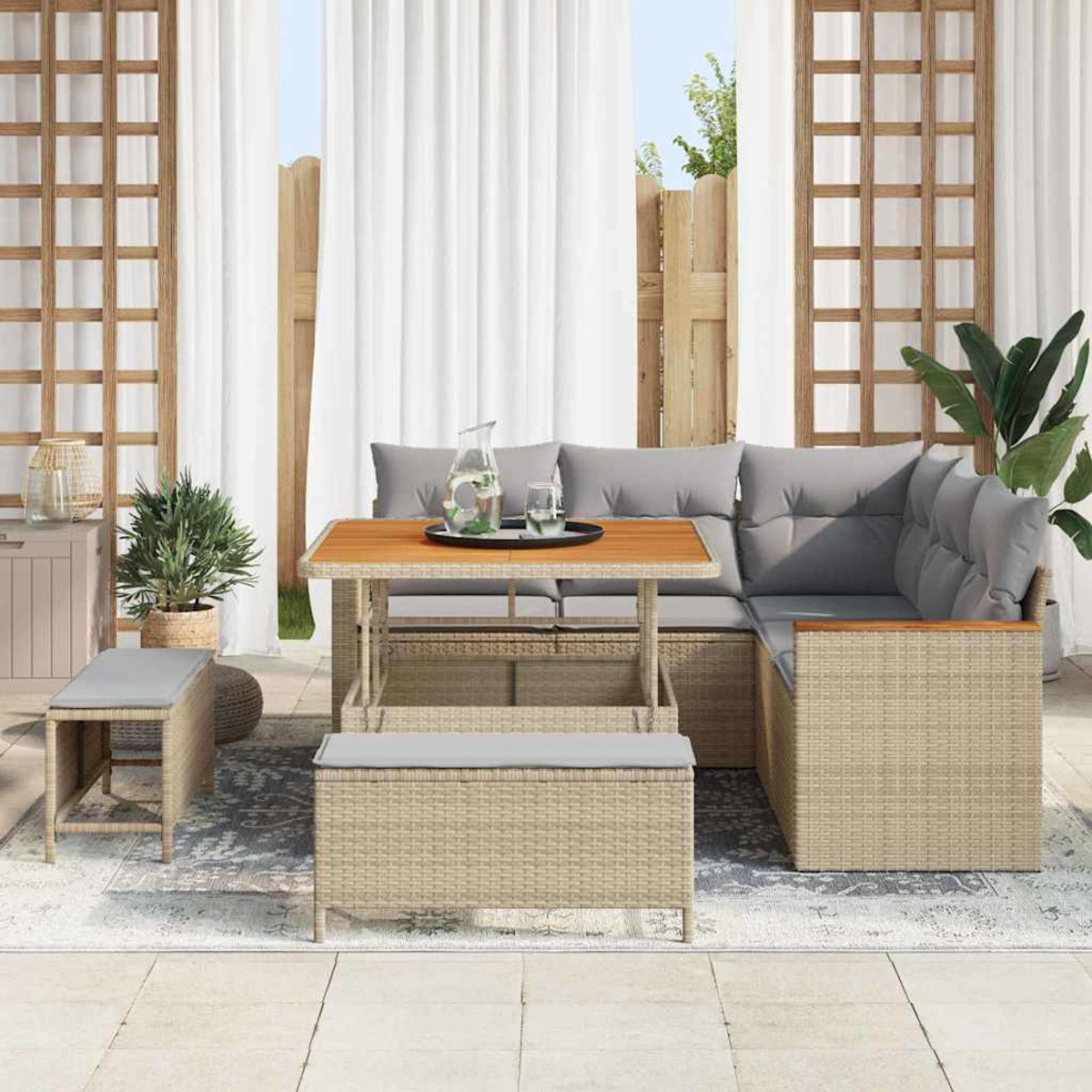Gartenmöbel-Set mit Tisch, Ecksofa und zwei Bänken. Die Szene umfasst Pflanzen und weiße Vorhänge.