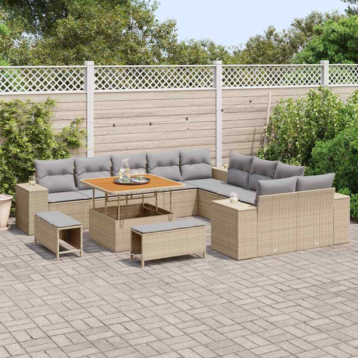 Garten-Terrassenset mit Rattan-Möbeln, grauen Kissen und einem Holztisch auf einer gepflasterten Terrasse, mit weißem Zaun und Grün.