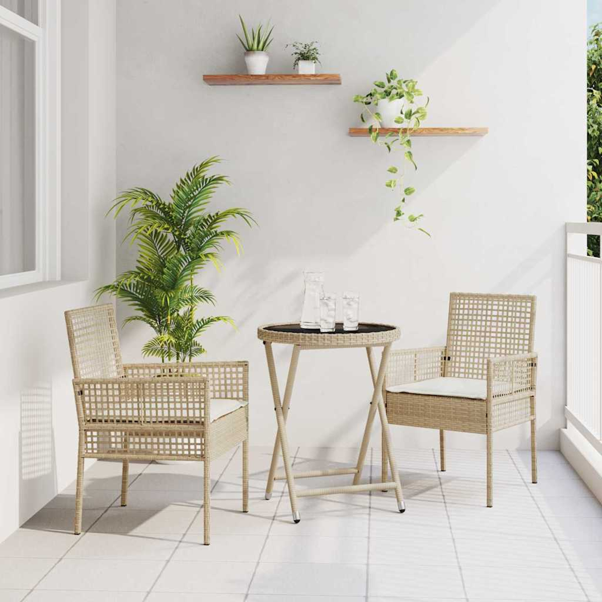 Balkon mit Korbstühlen, einem kleinen Tisch mit Gläsern und Topfpflanzen auf Regalen. Grün und weiße Wände vervollständigen die Szene.