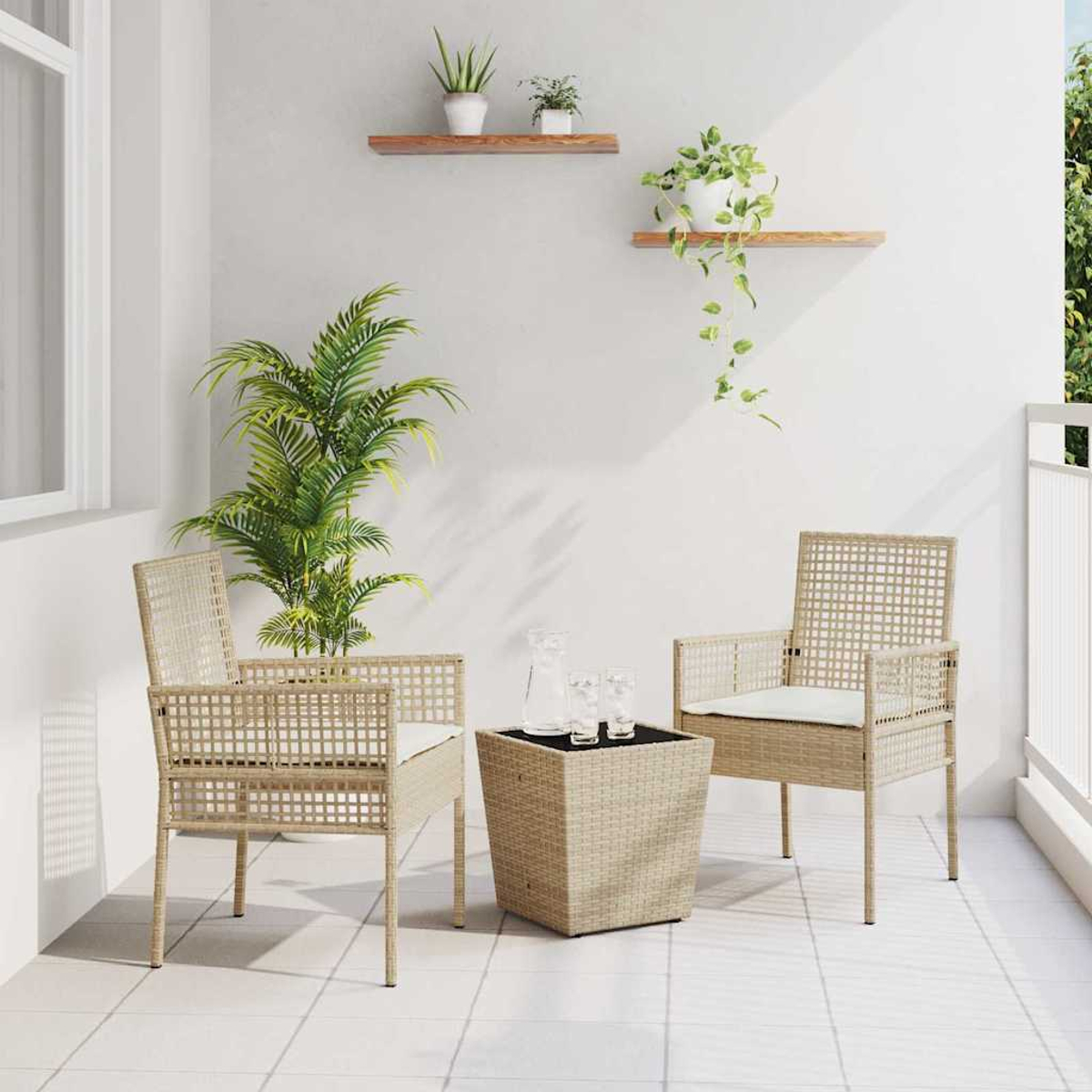 Ein Balkon mit zwei Korbstühlen, einem kleinen Tisch mit Gläsern und Pflanzen auf Regalen und in Töpfen. Helles Tageslicht.